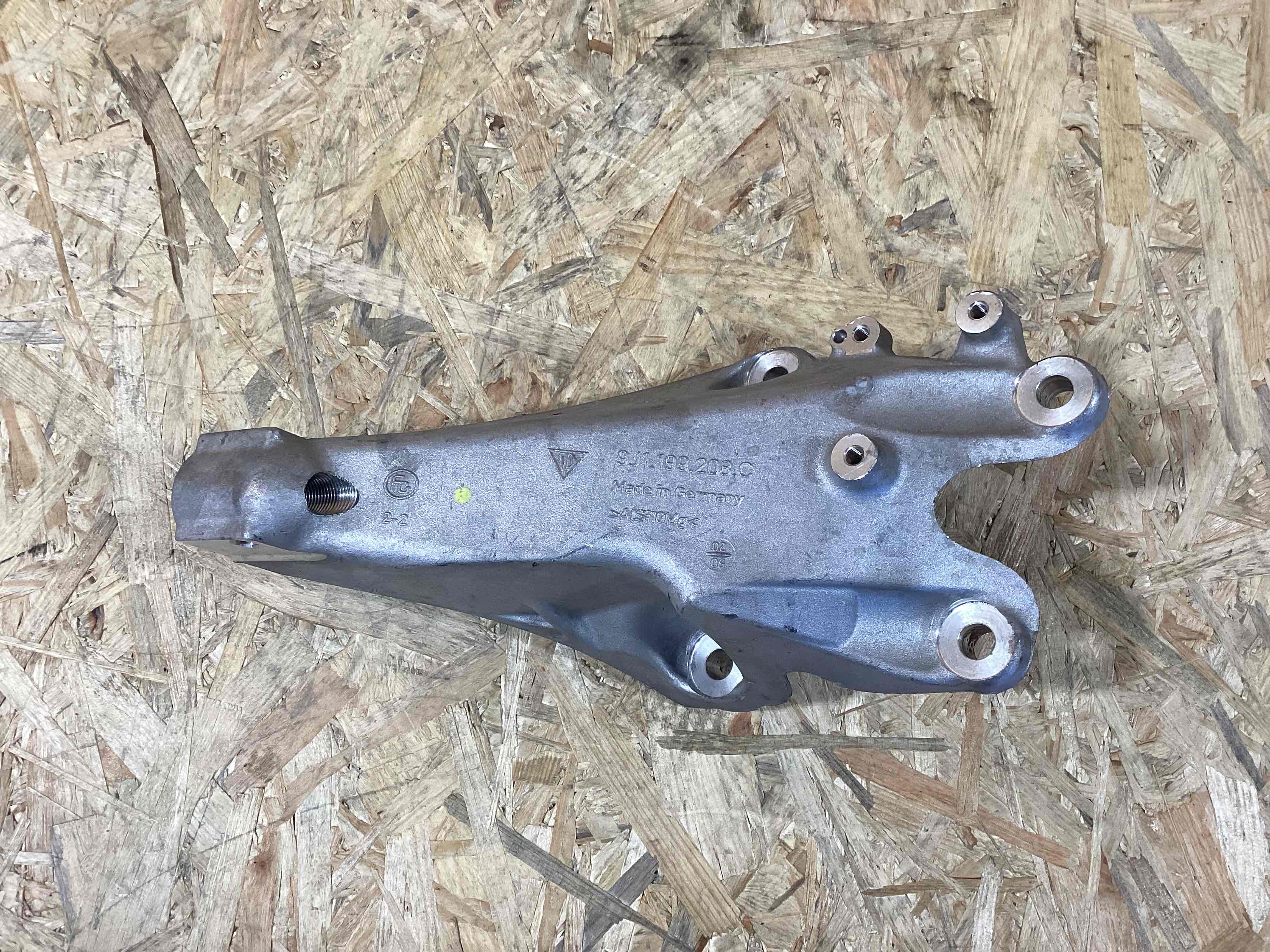 Крепление, кронштейн Porsche Taycan 250526-117