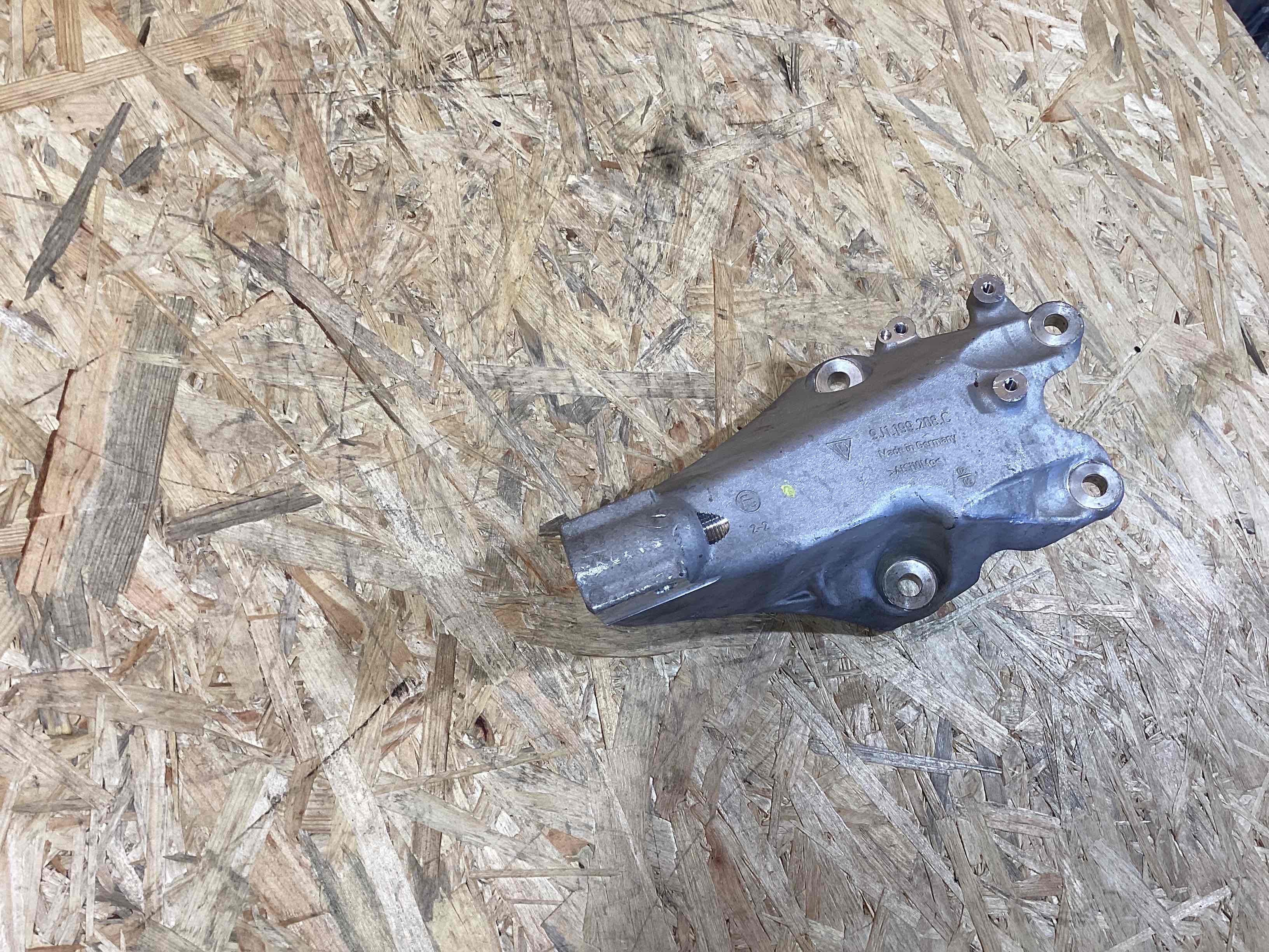Крепление, кронштейн Porsche Taycan 250526-118
