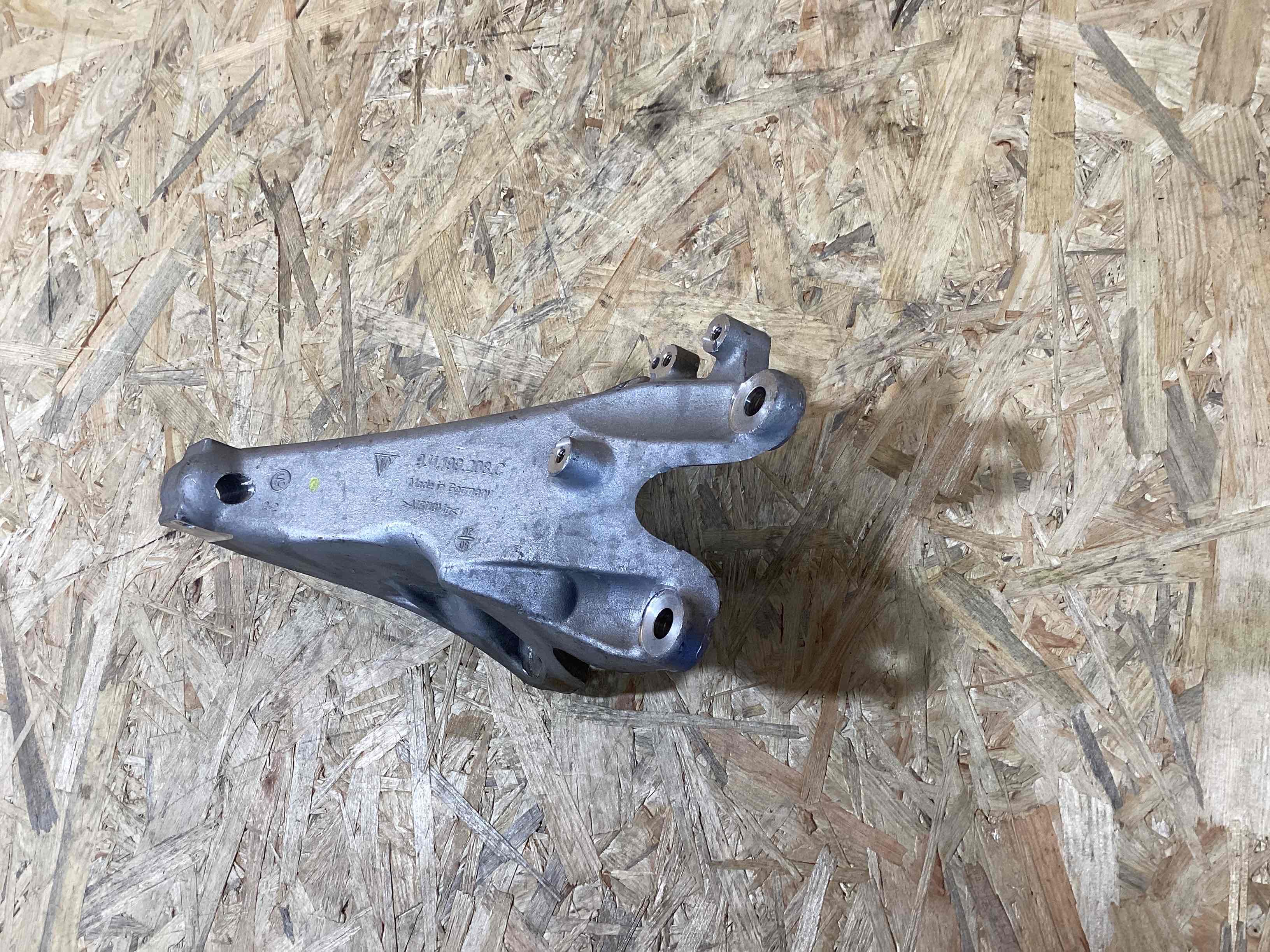 Крепление, кронштейн Porsche Taycan 250526-118