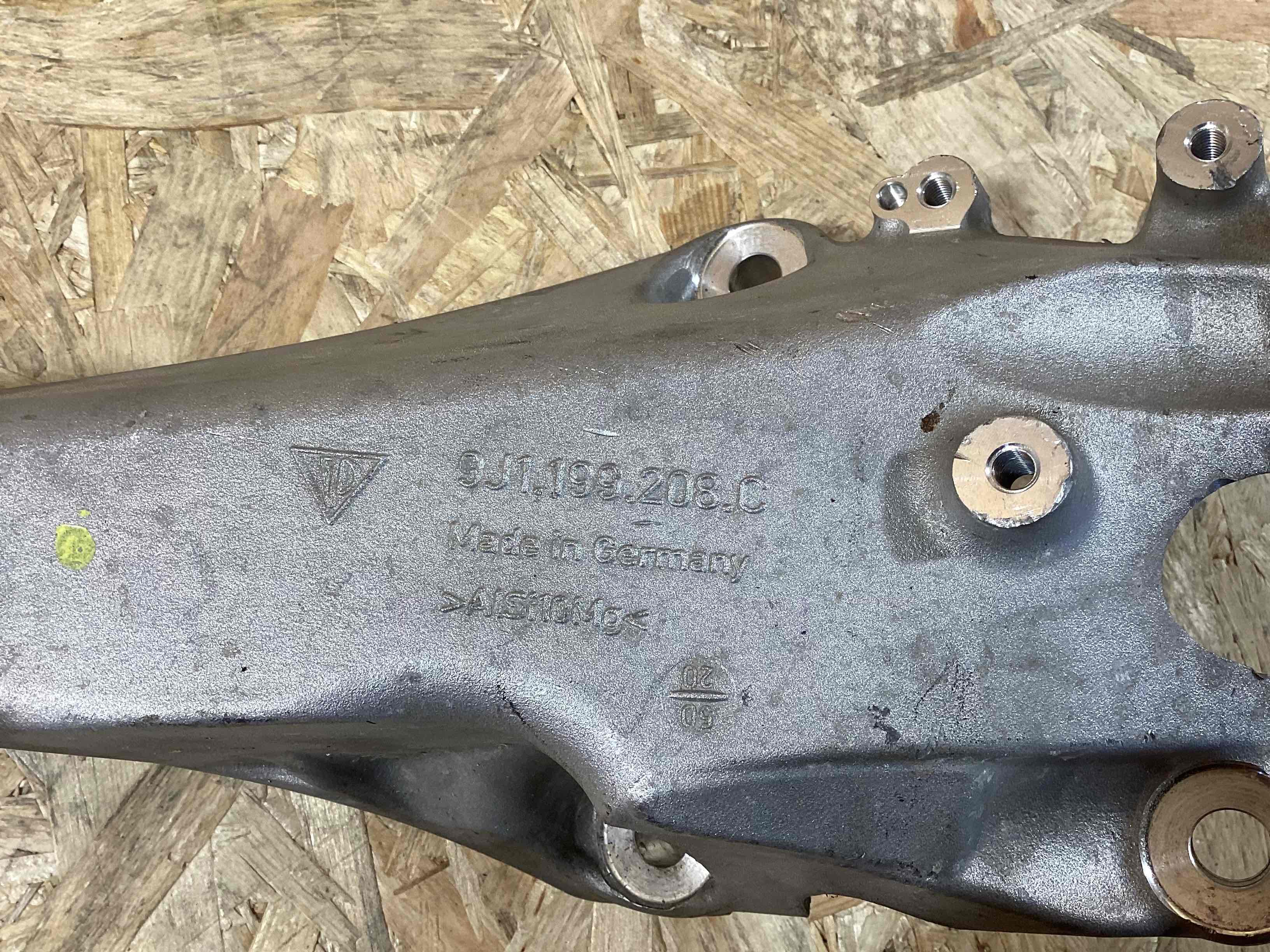 Крепление, кронштейн Porsche Taycan 250526-118