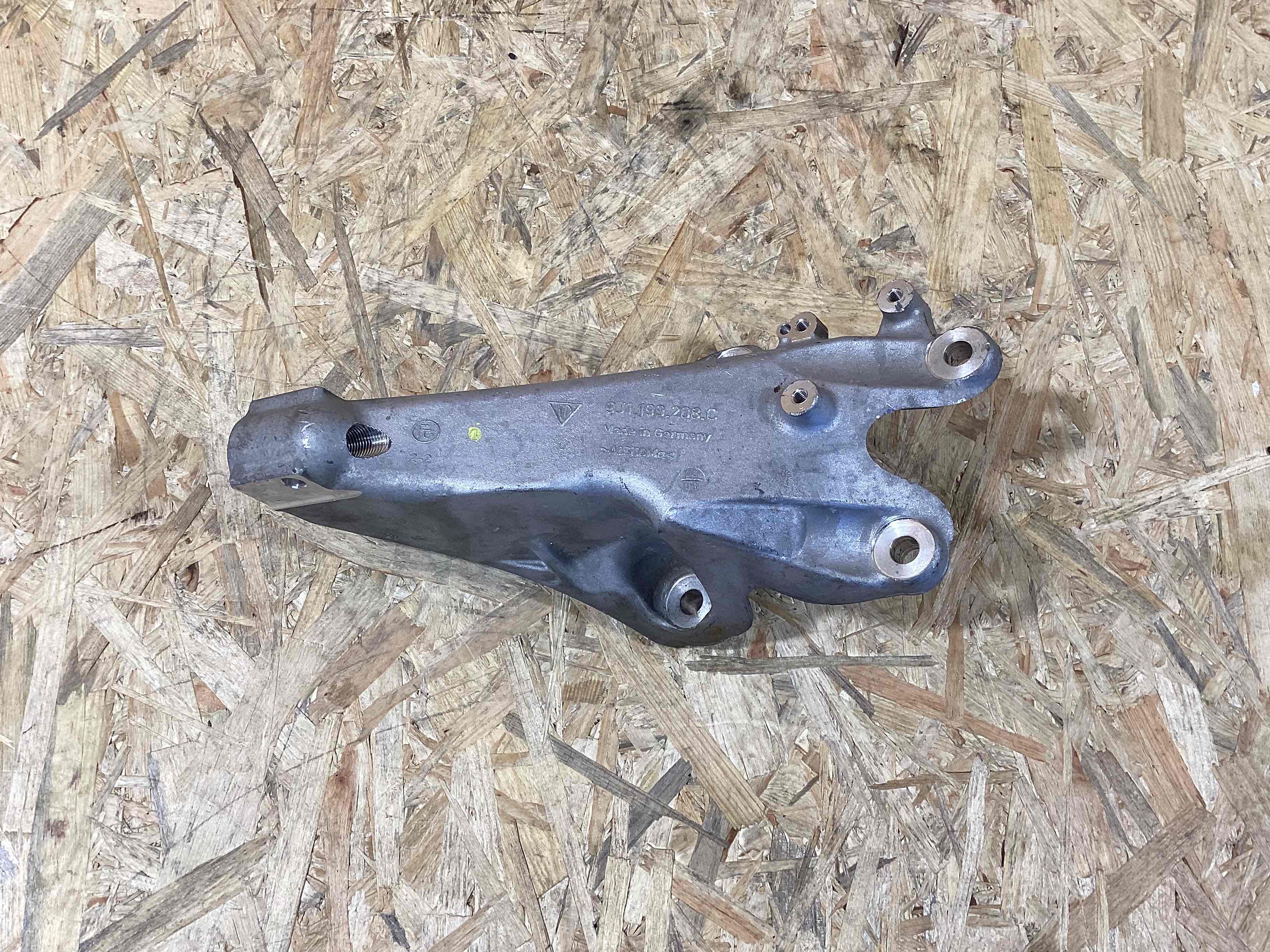 Крепление, кронштейн Porsche Taycan 250526-118
