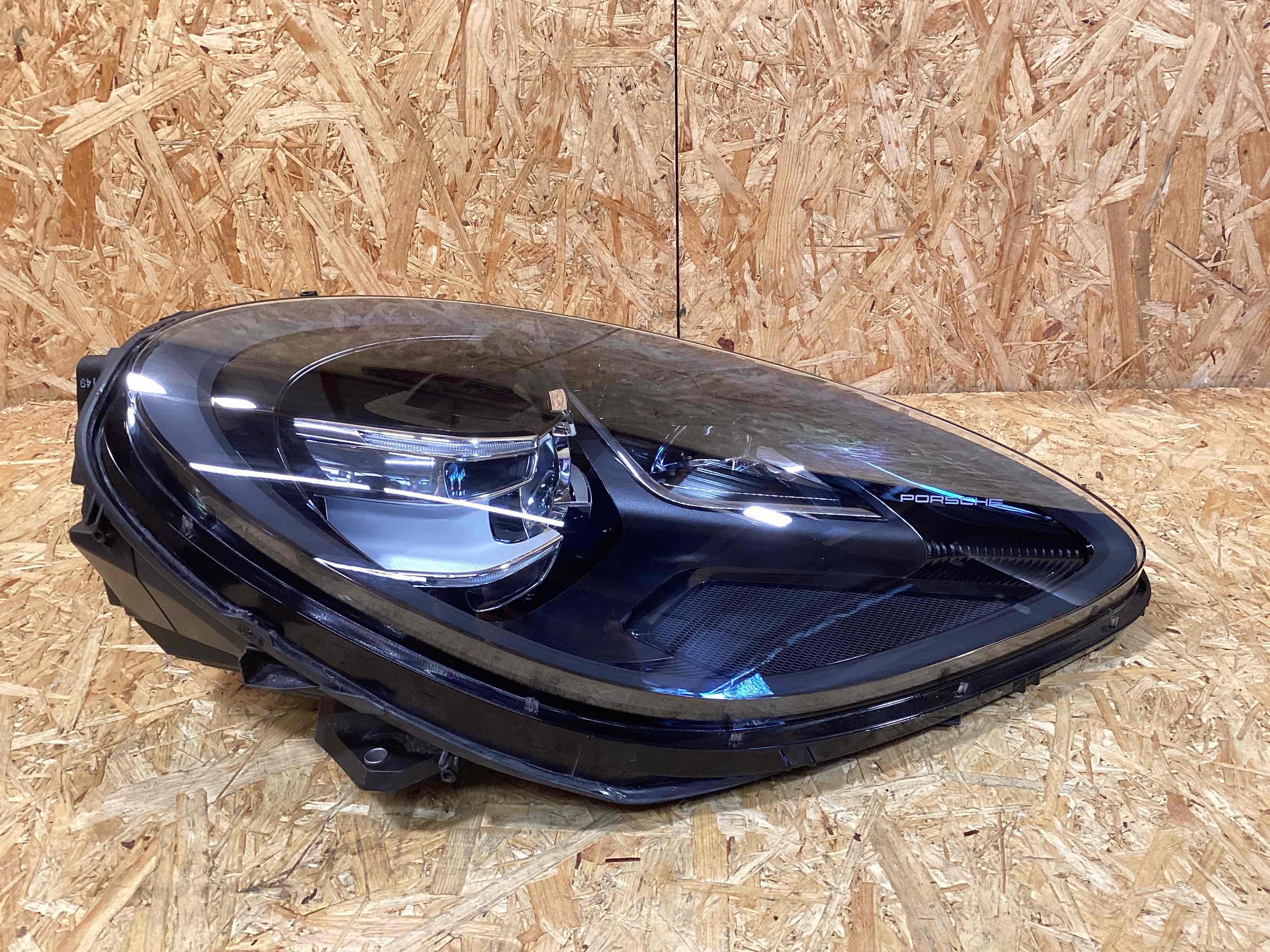 Фара правая Porsche Macan 250925-102