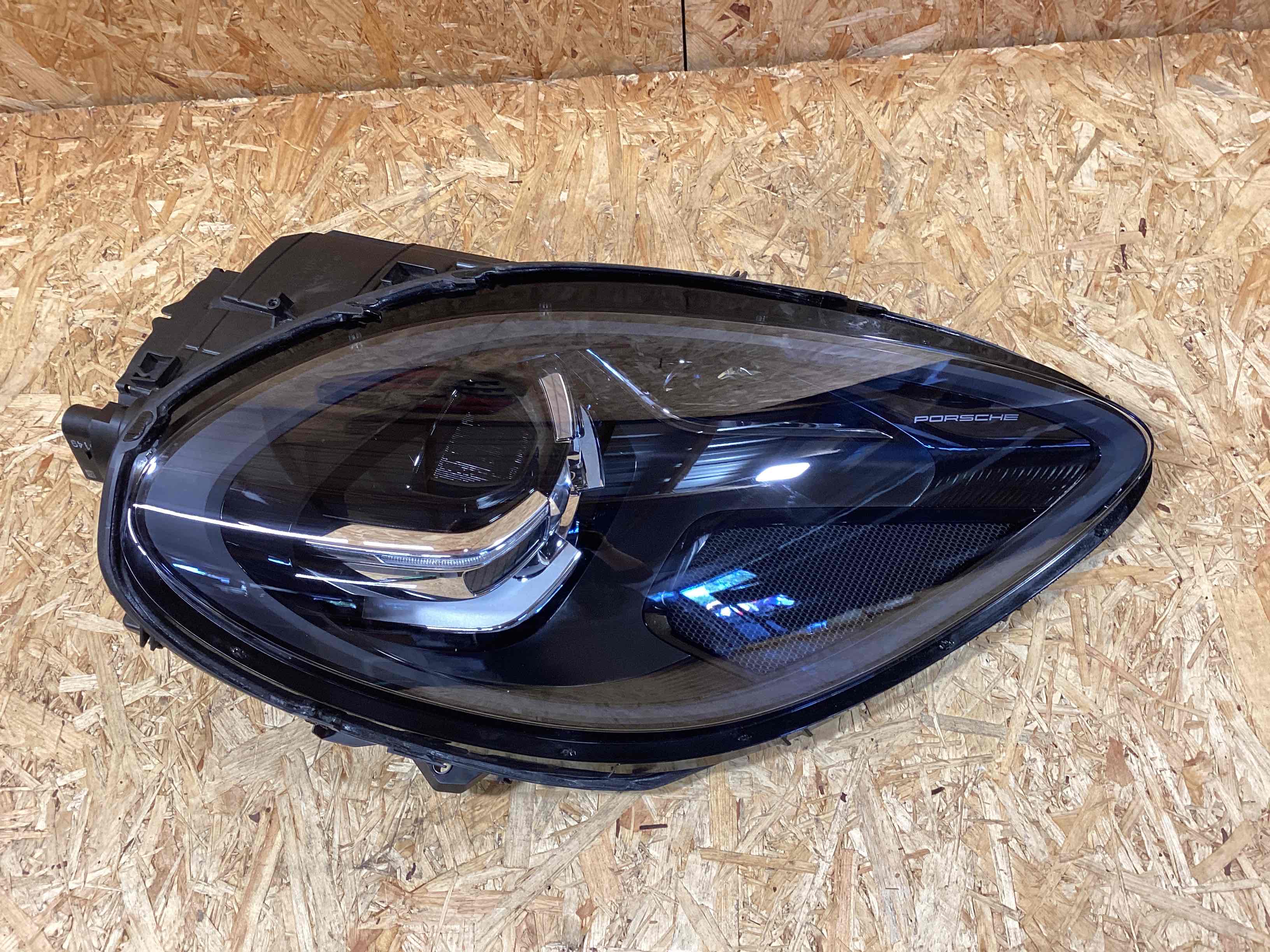 Фара правая Porsche Macan 250925-102