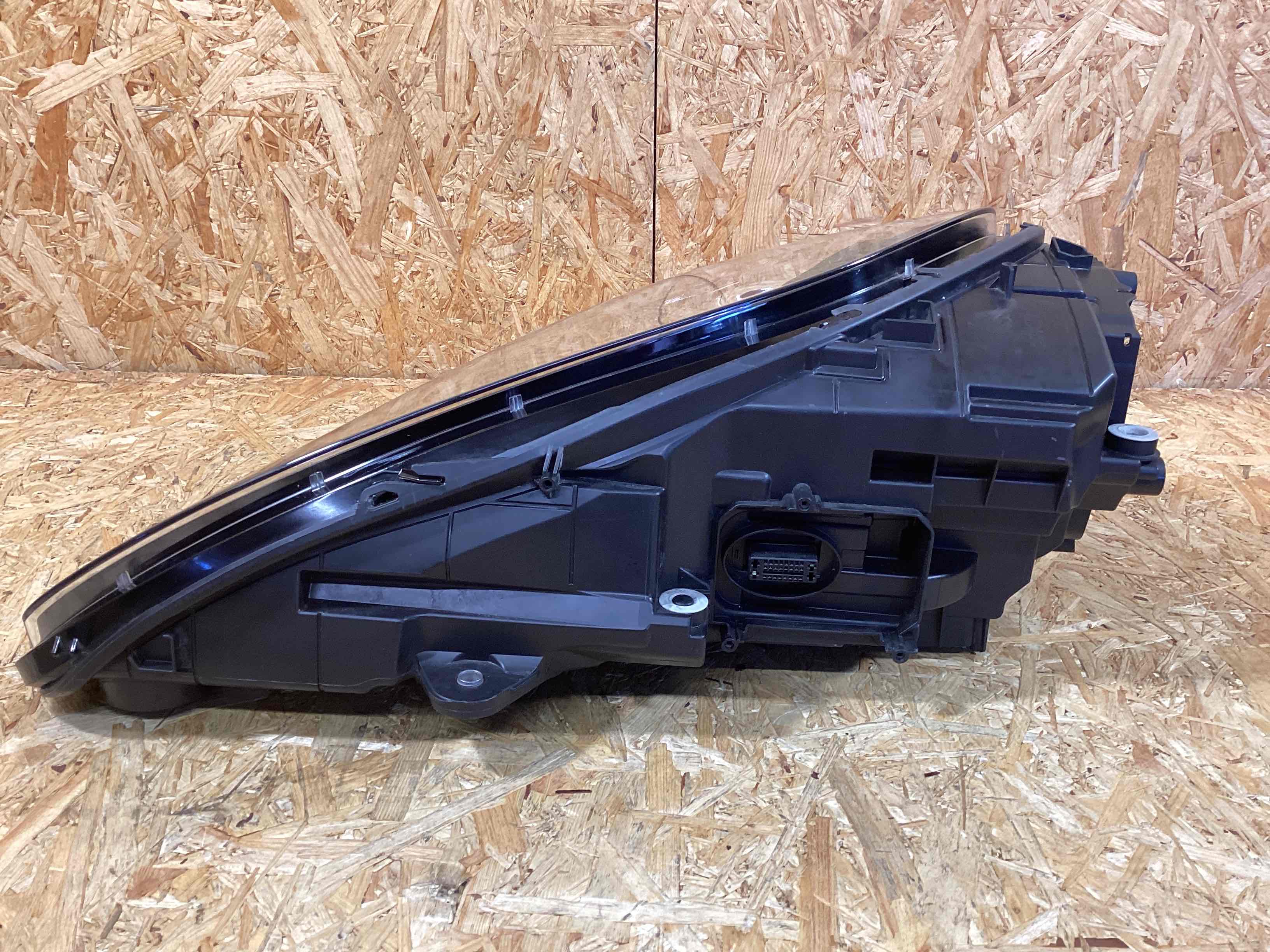 Фара правая Porsche Macan 250925-102