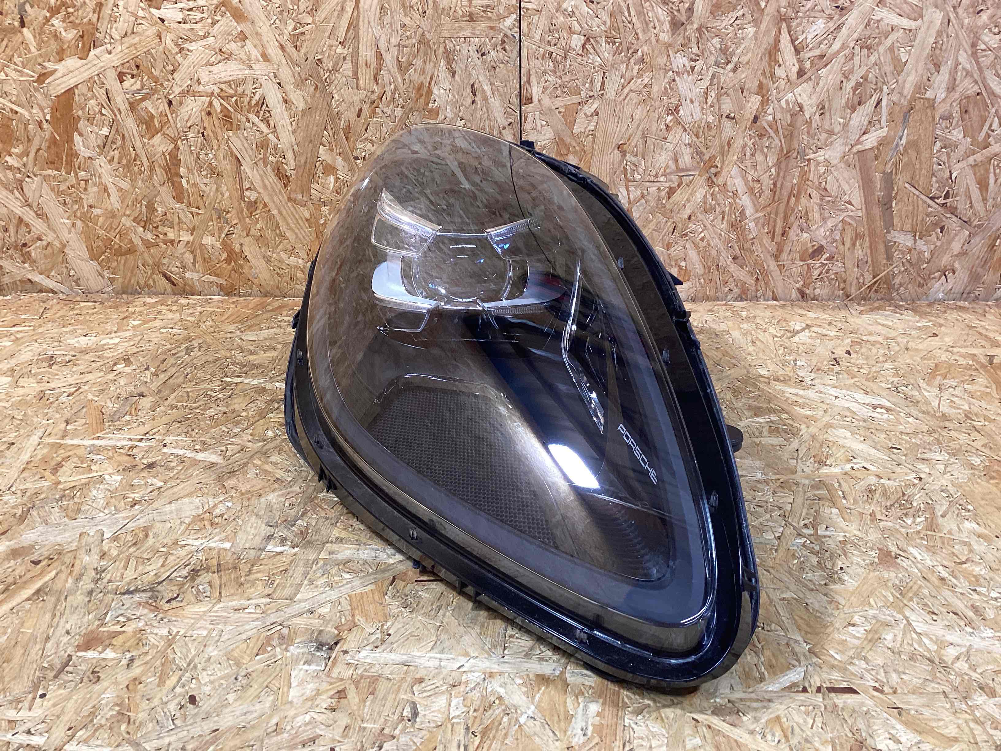 Фара правая Porsche Macan 250925-102