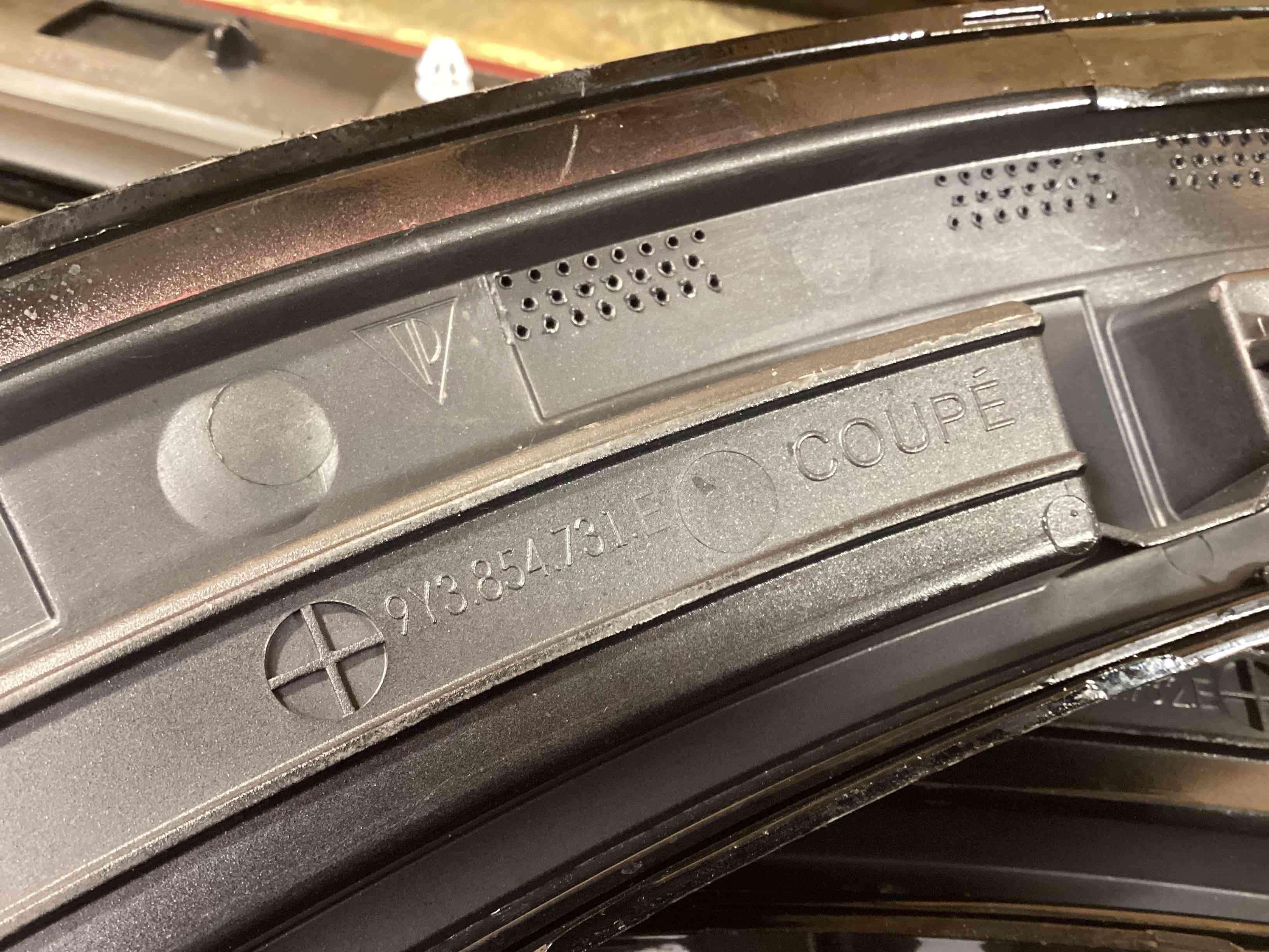 Молдинг двери передней левой Porsche Cayenne 250926-108