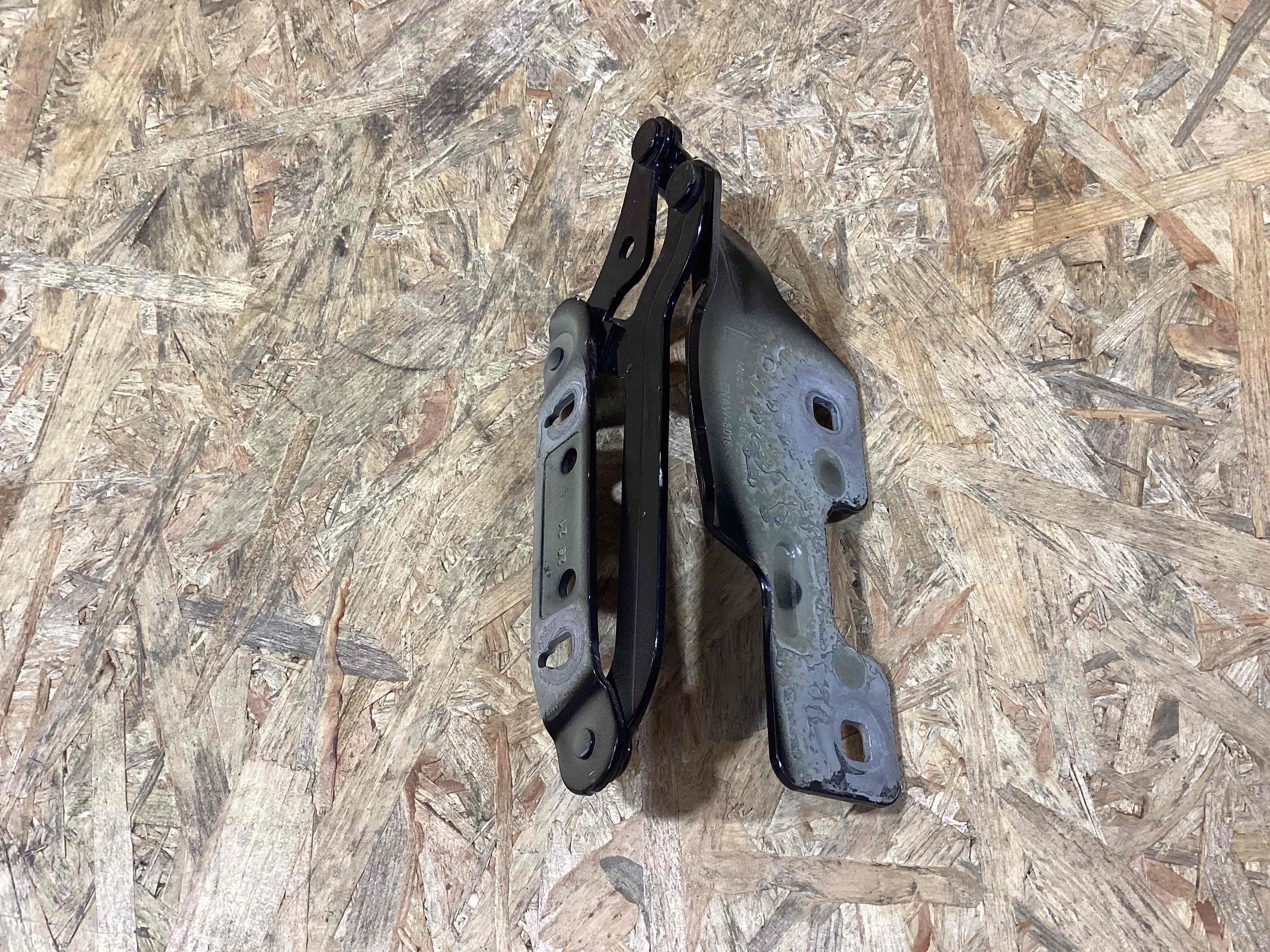 Петля (кронштейн) капота Porsche 911 250926-116