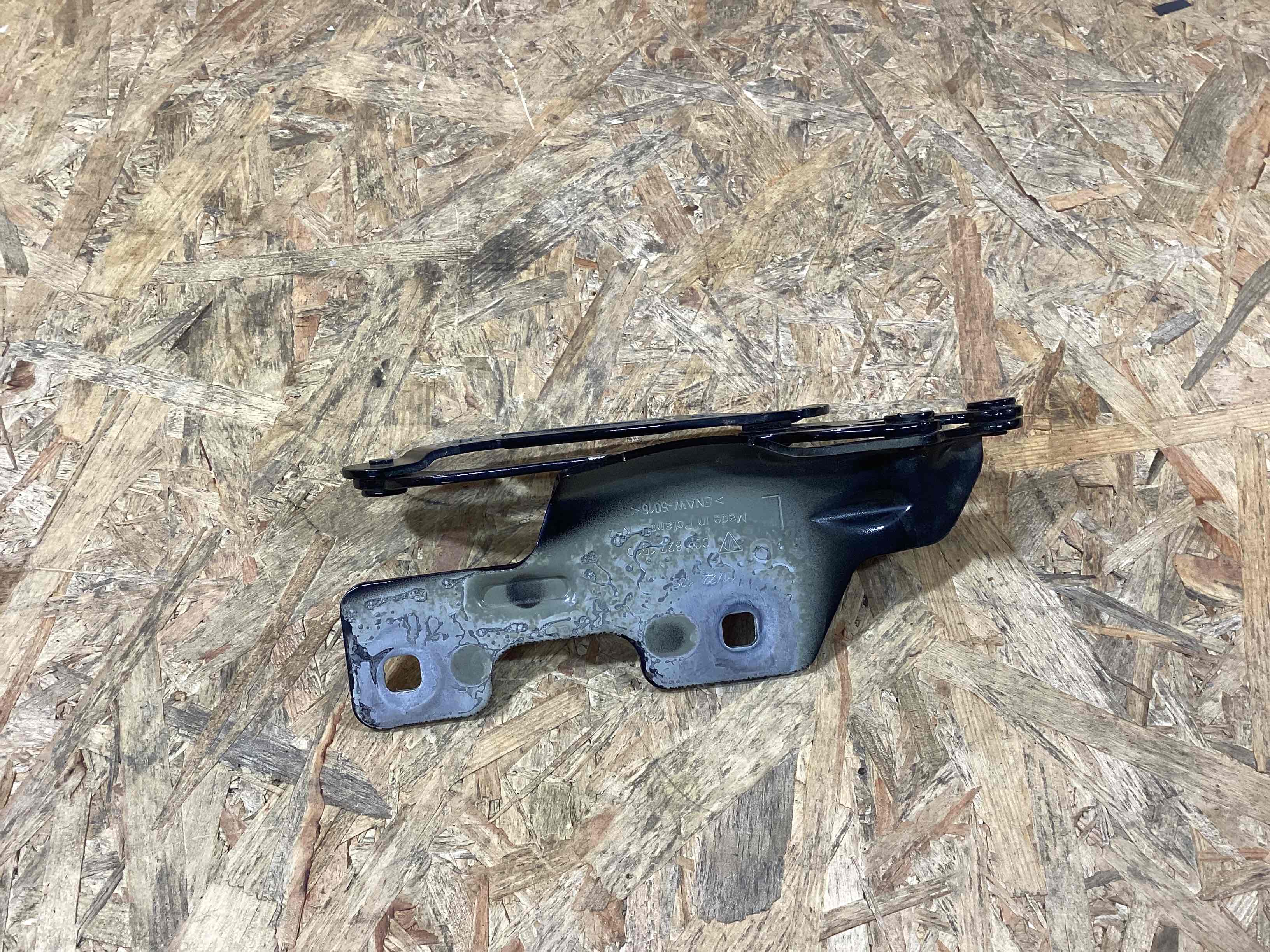 Петля (кронштейн) капота Porsche 911 250926-116
