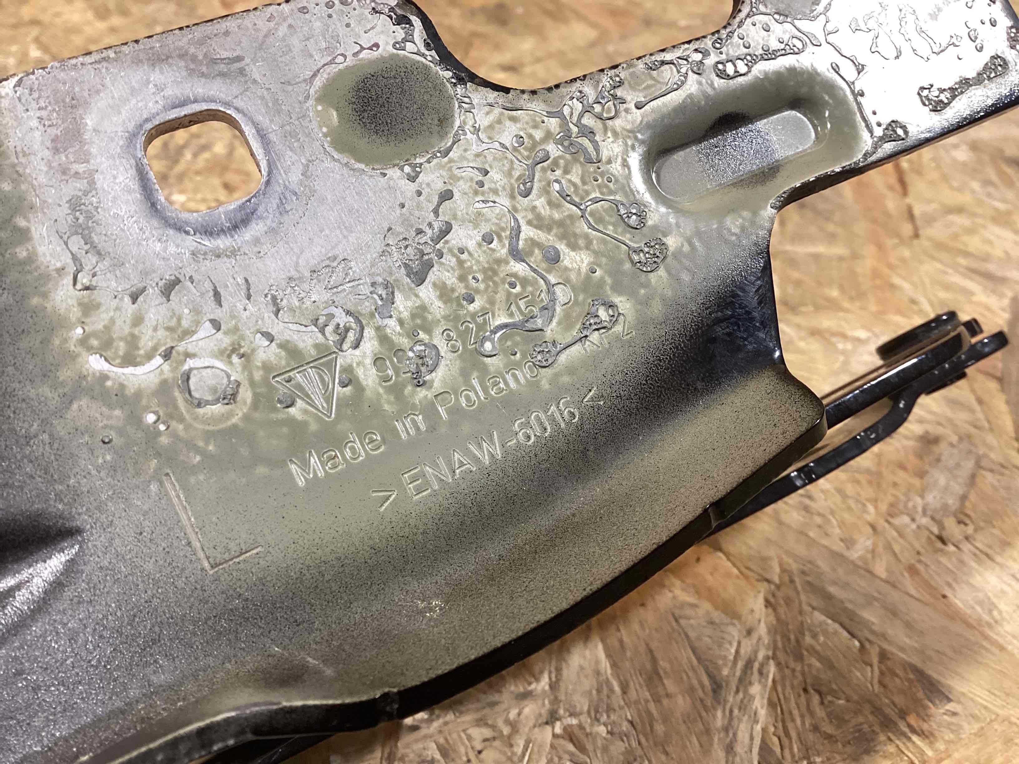 Петля (кронштейн) капота Porsche 911 250926-116
