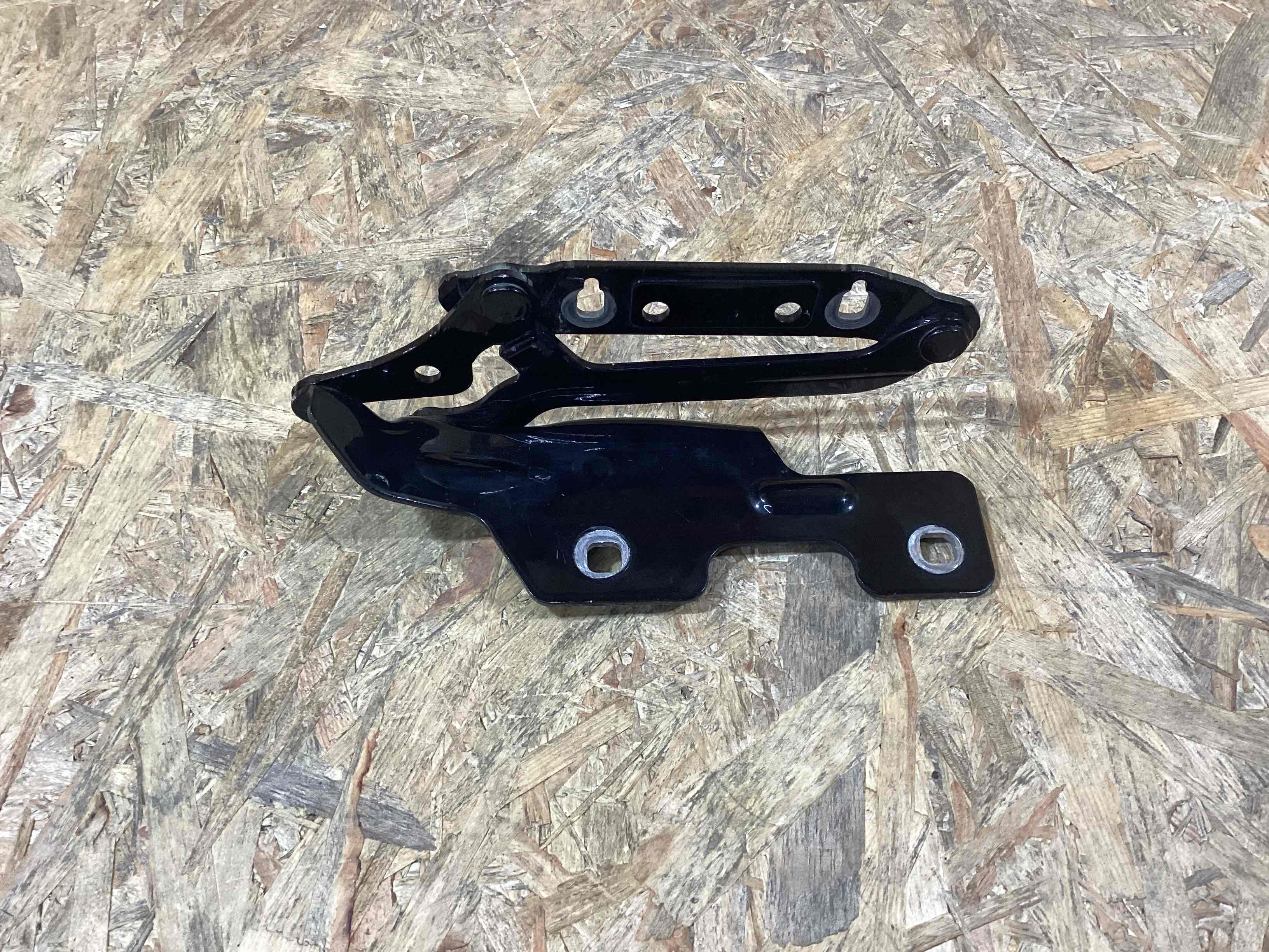 Петля (кронштейн) капота Porsche 911 250926-116