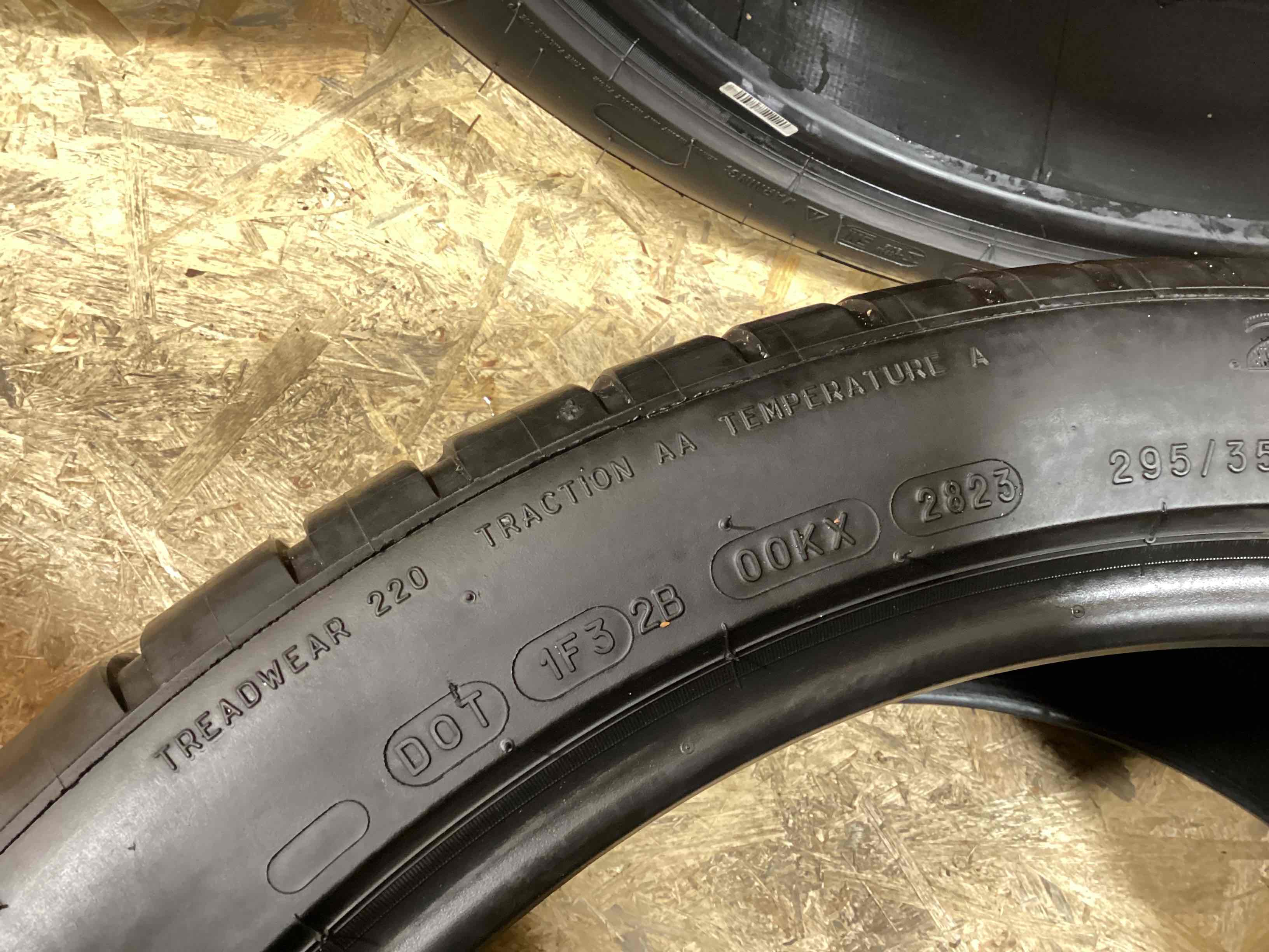 Колесо запасное, держатель, кронштейн, обшивка Porsche Macan 251125-101