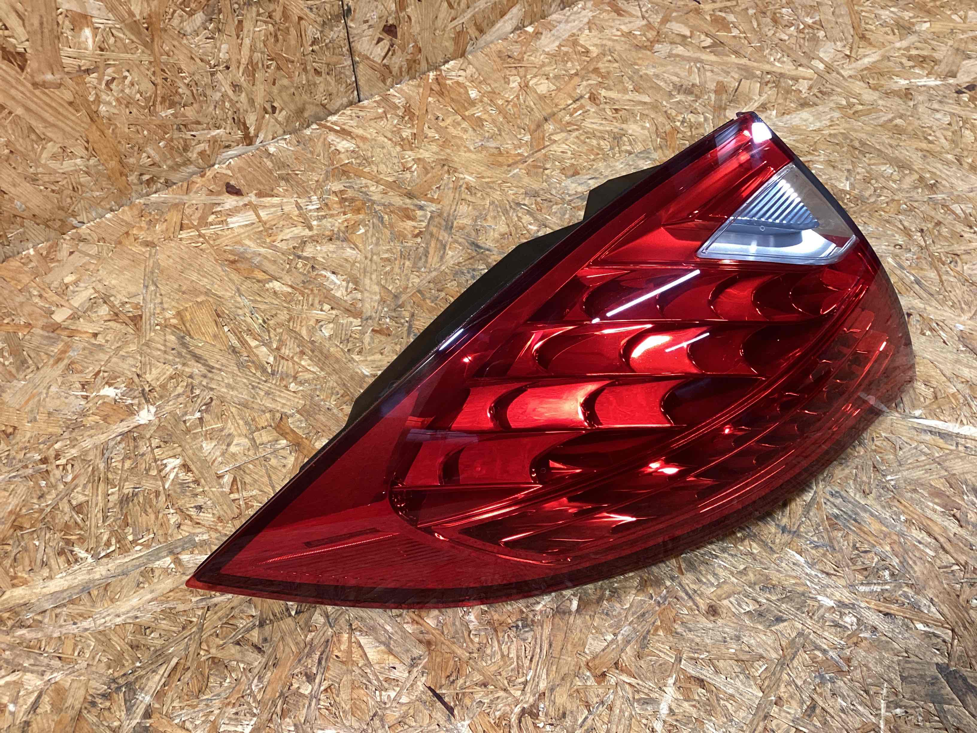 Фонарь задний левый Porsche Cayenne 251125-102