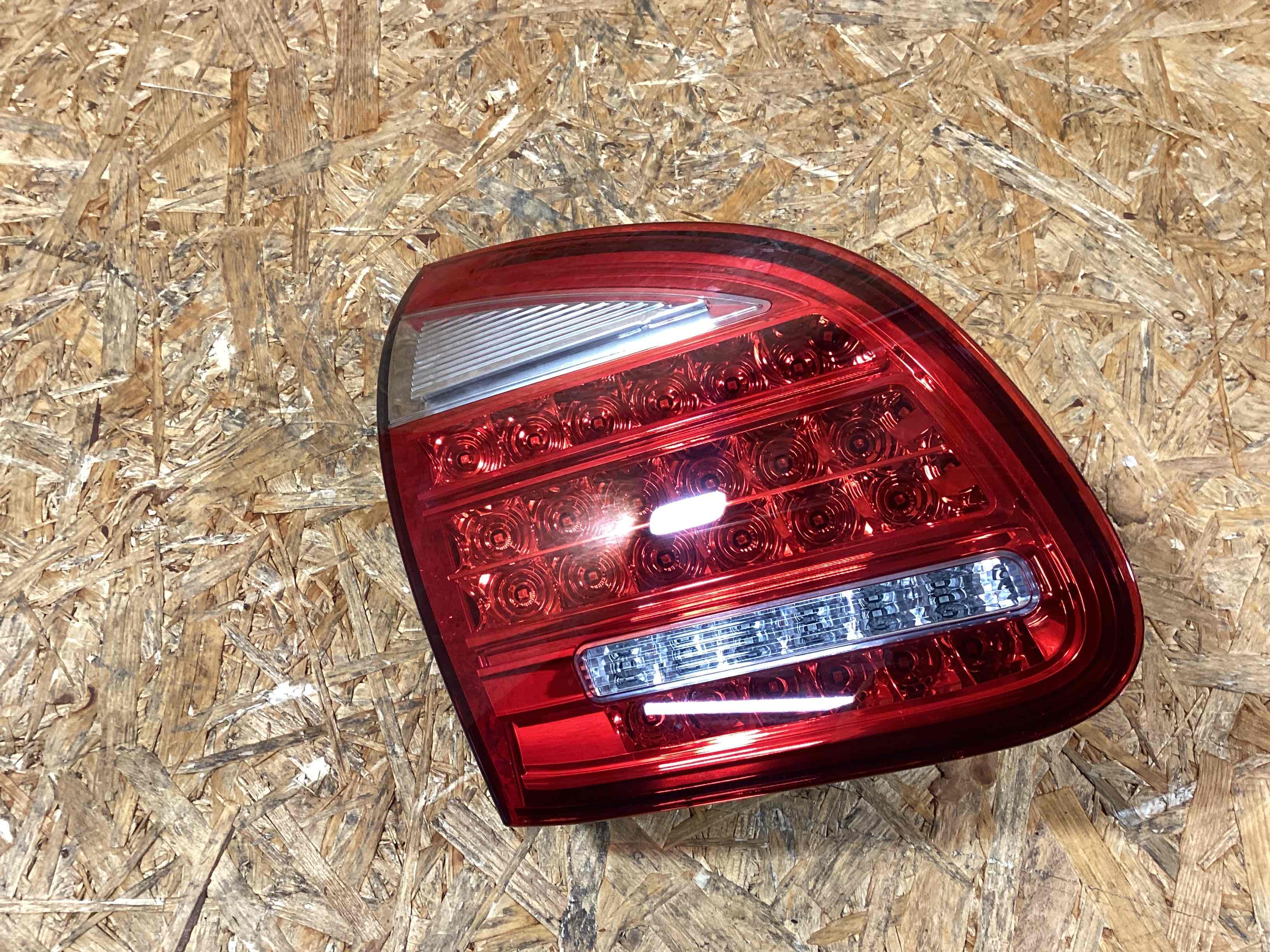 Фонарь задний левый Porsche Cayenne 251125-104