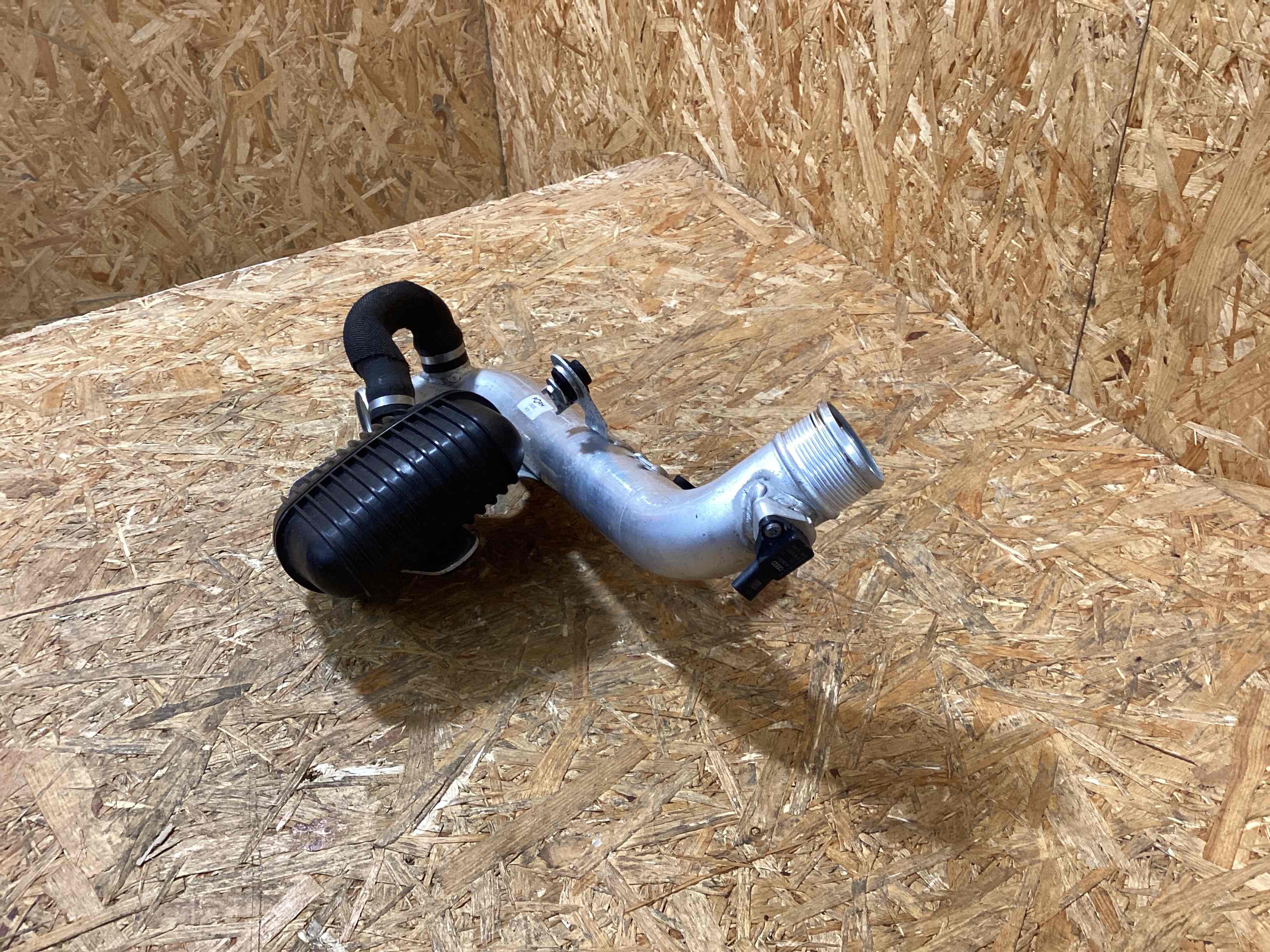 Патрубок Porsche Macan 260126-102