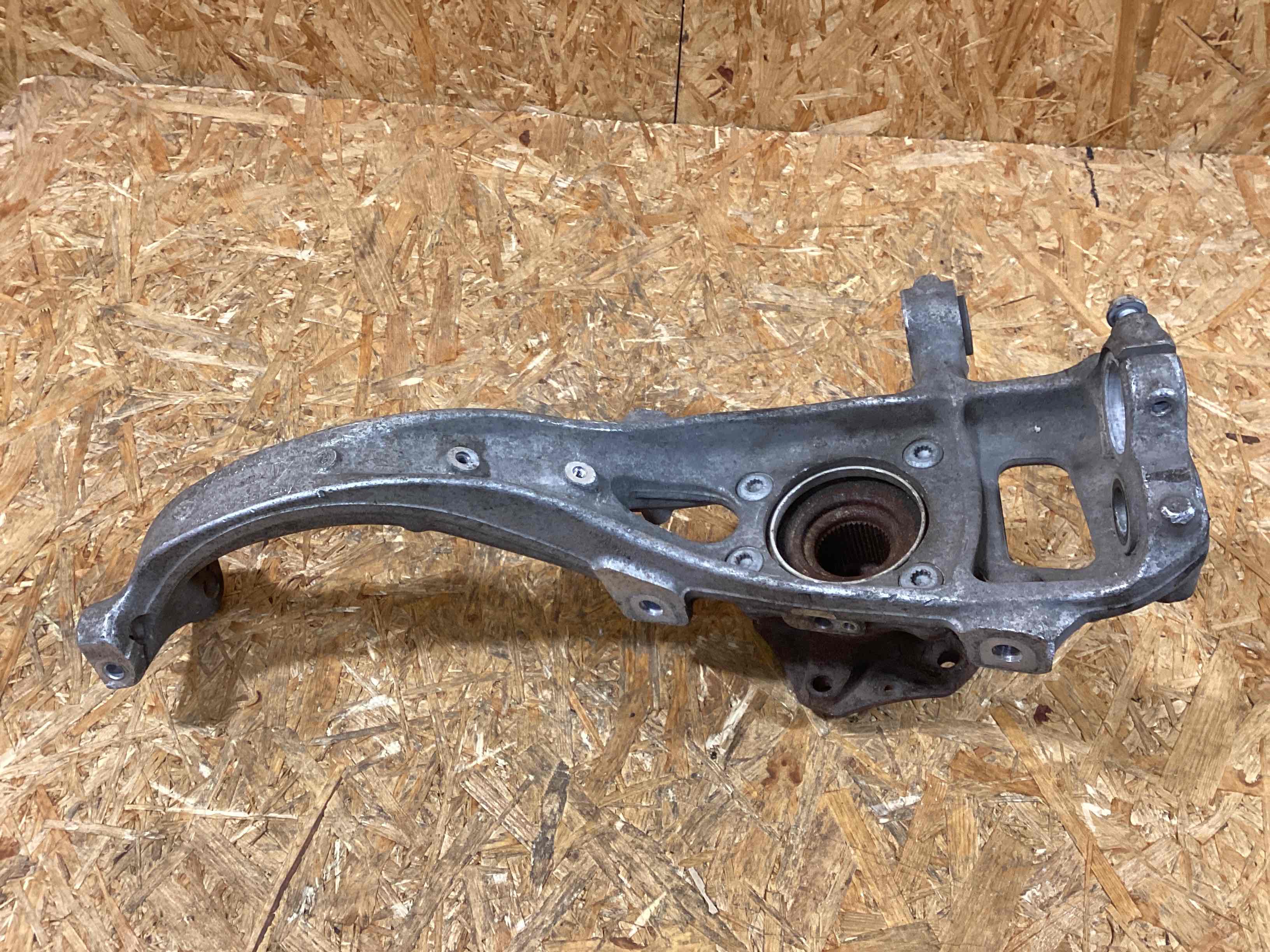 Кулак поворотный левый Porsche Cayenne 260126-105