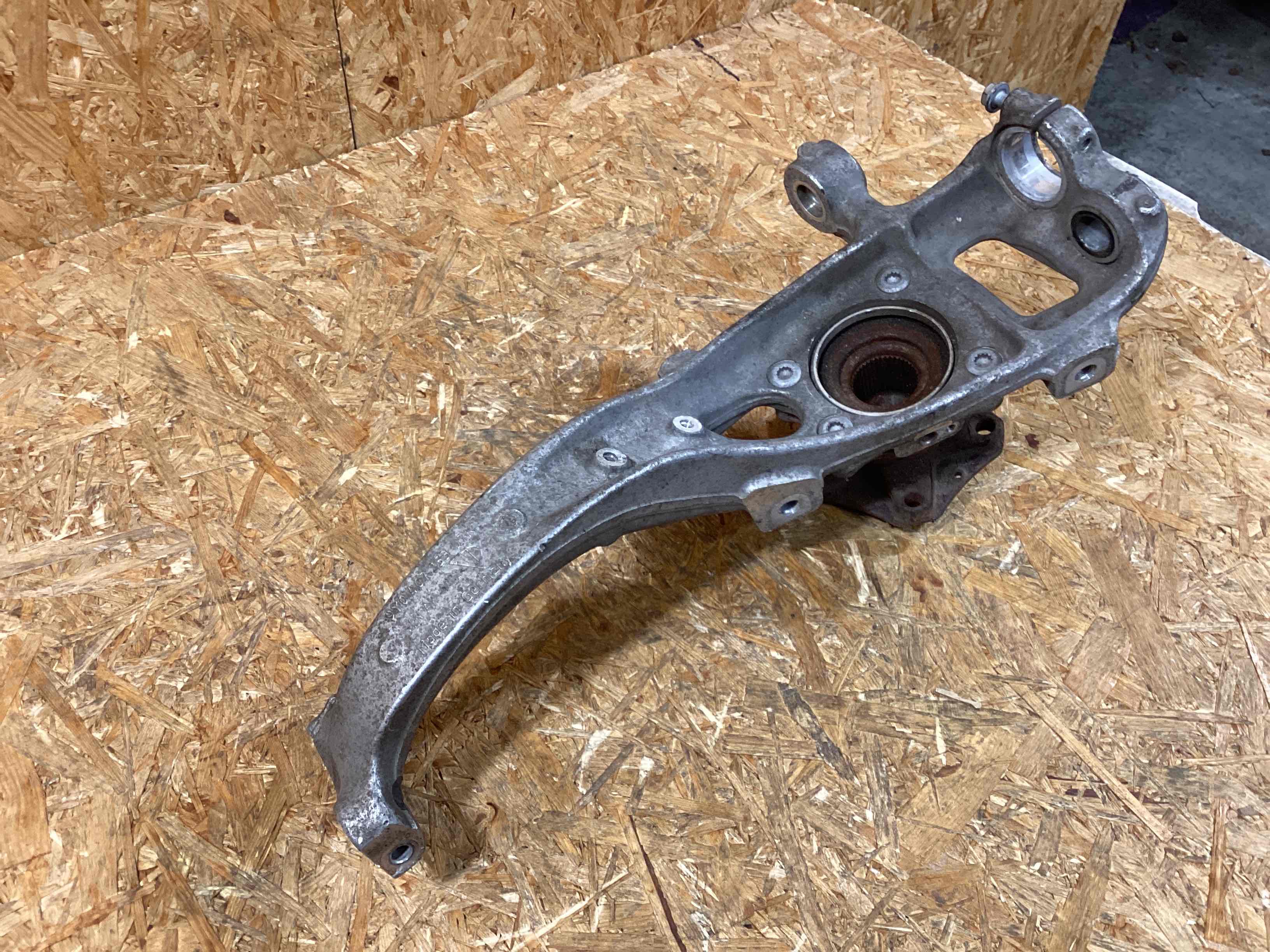 Кулак поворотный левый Porsche Cayenne 260126-105