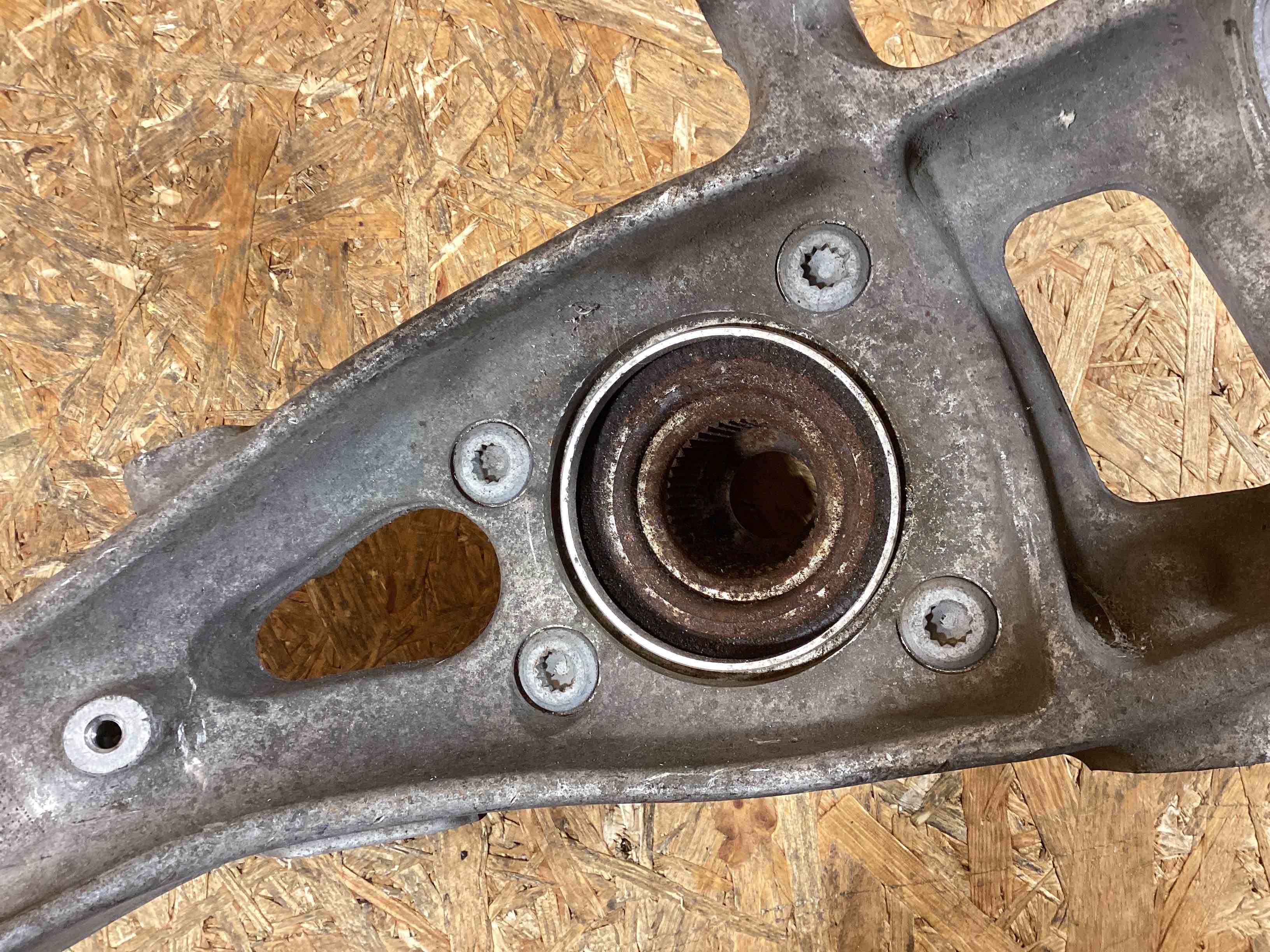 Кулак поворотный левый Porsche Cayenne 260126-105