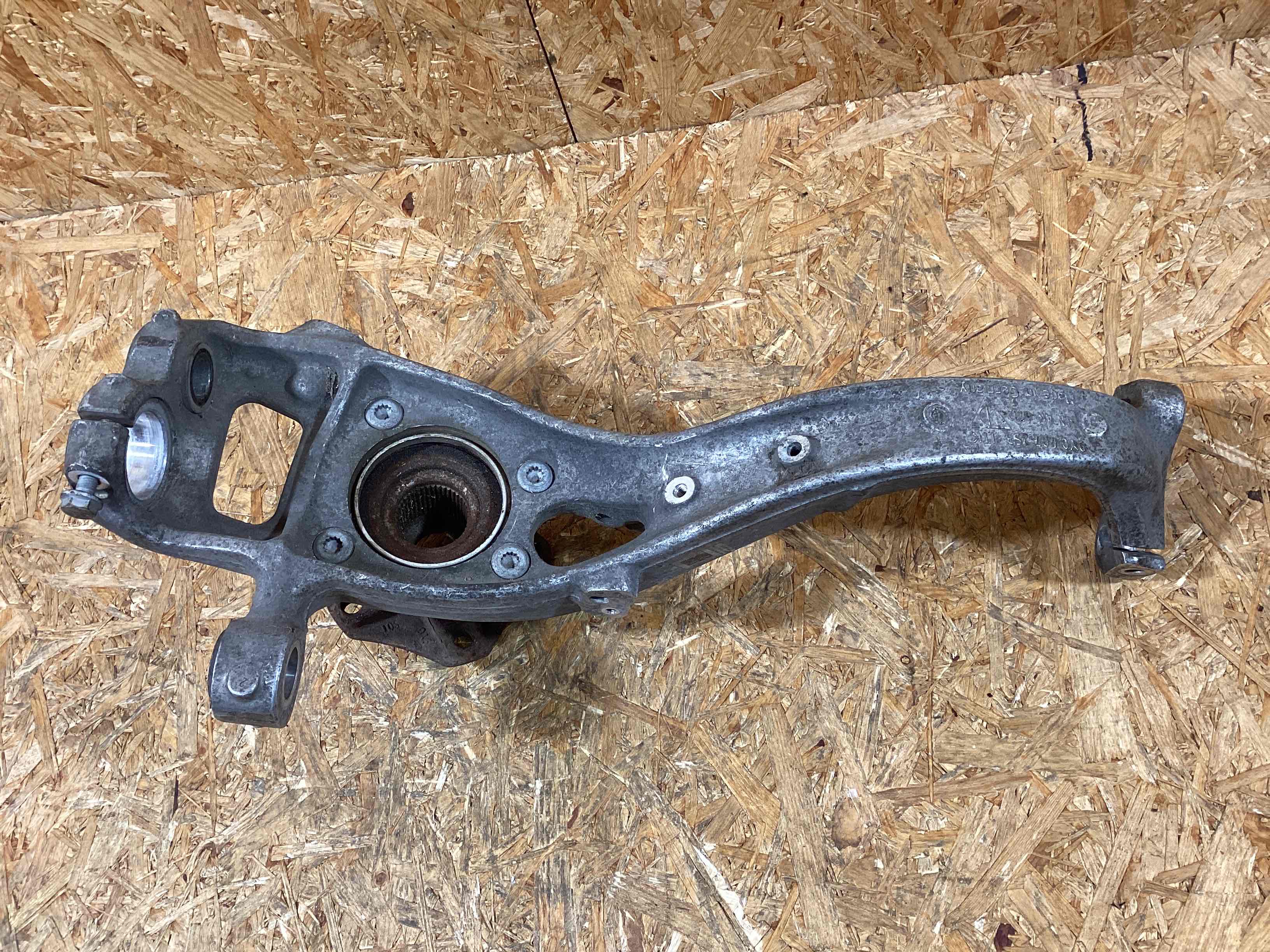 Кулак поворотный левый Porsche Cayenne 260126-105