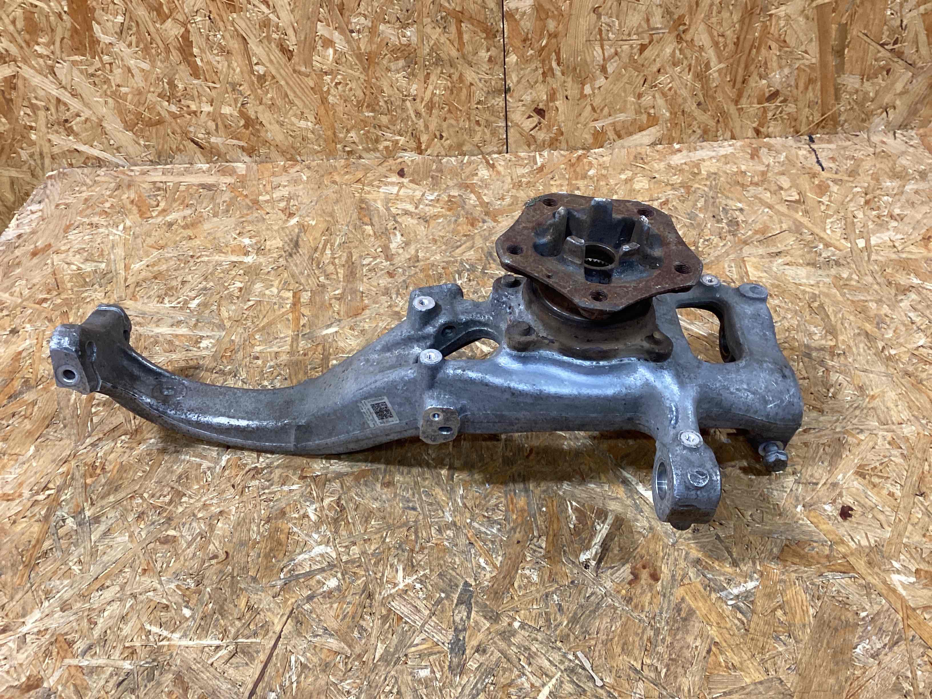 Кулак поворотный левый Porsche Cayenne 260126-105