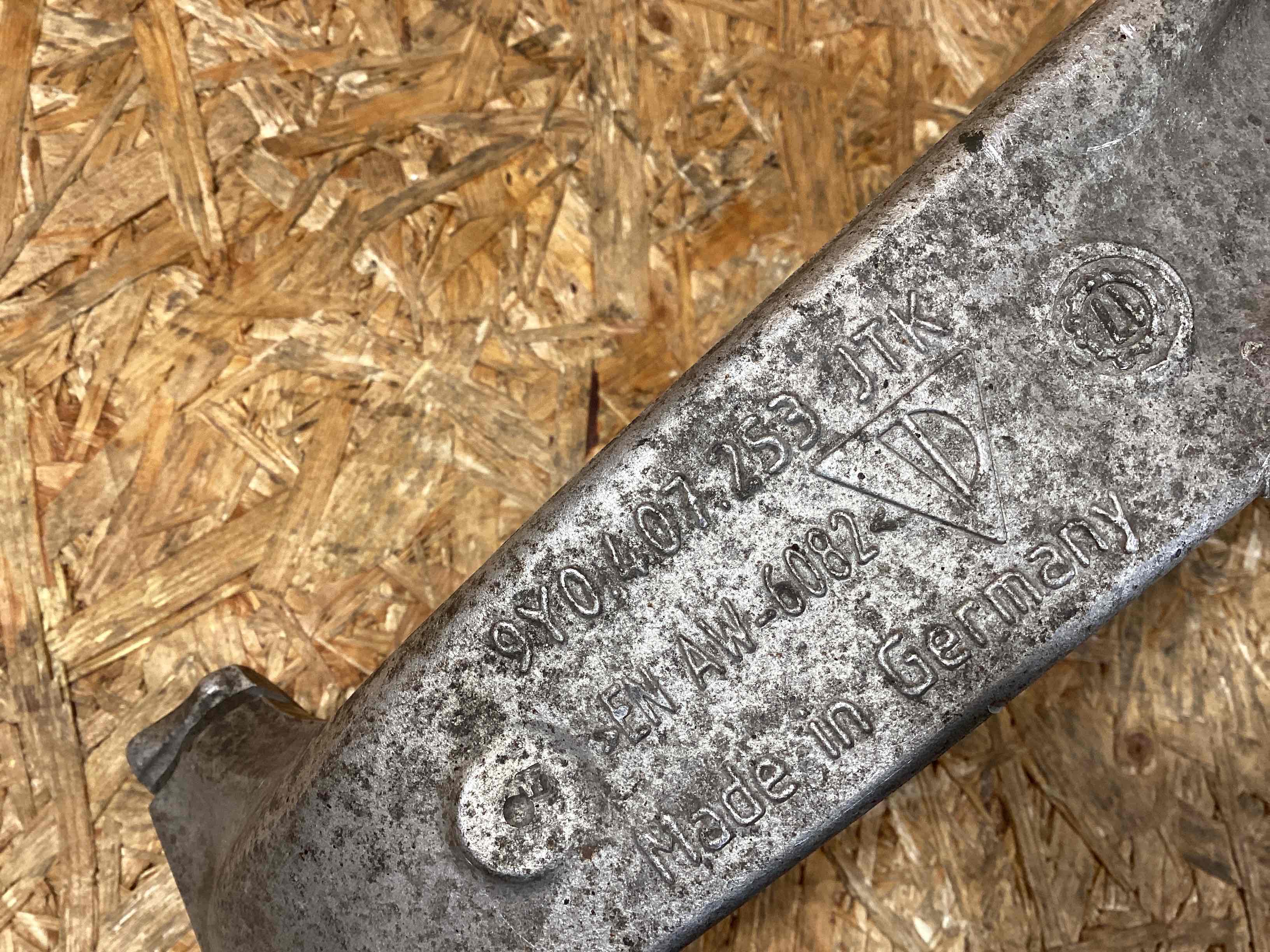 Кулак поворотный левый Porsche Cayenne 260126-105