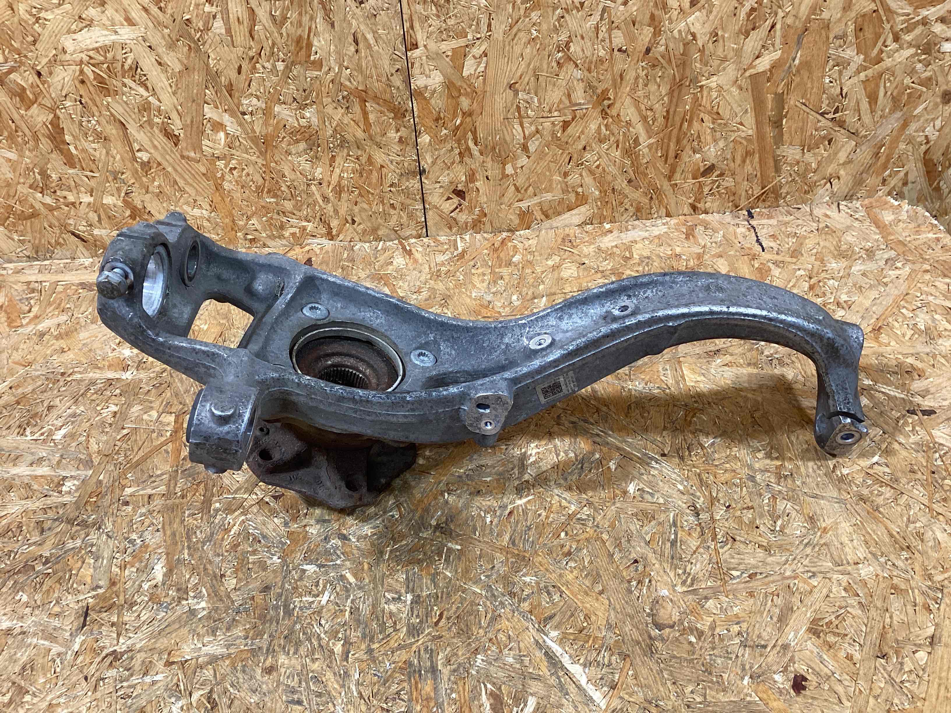 Кулак поворотный левый Porsche Cayenne 260126-105