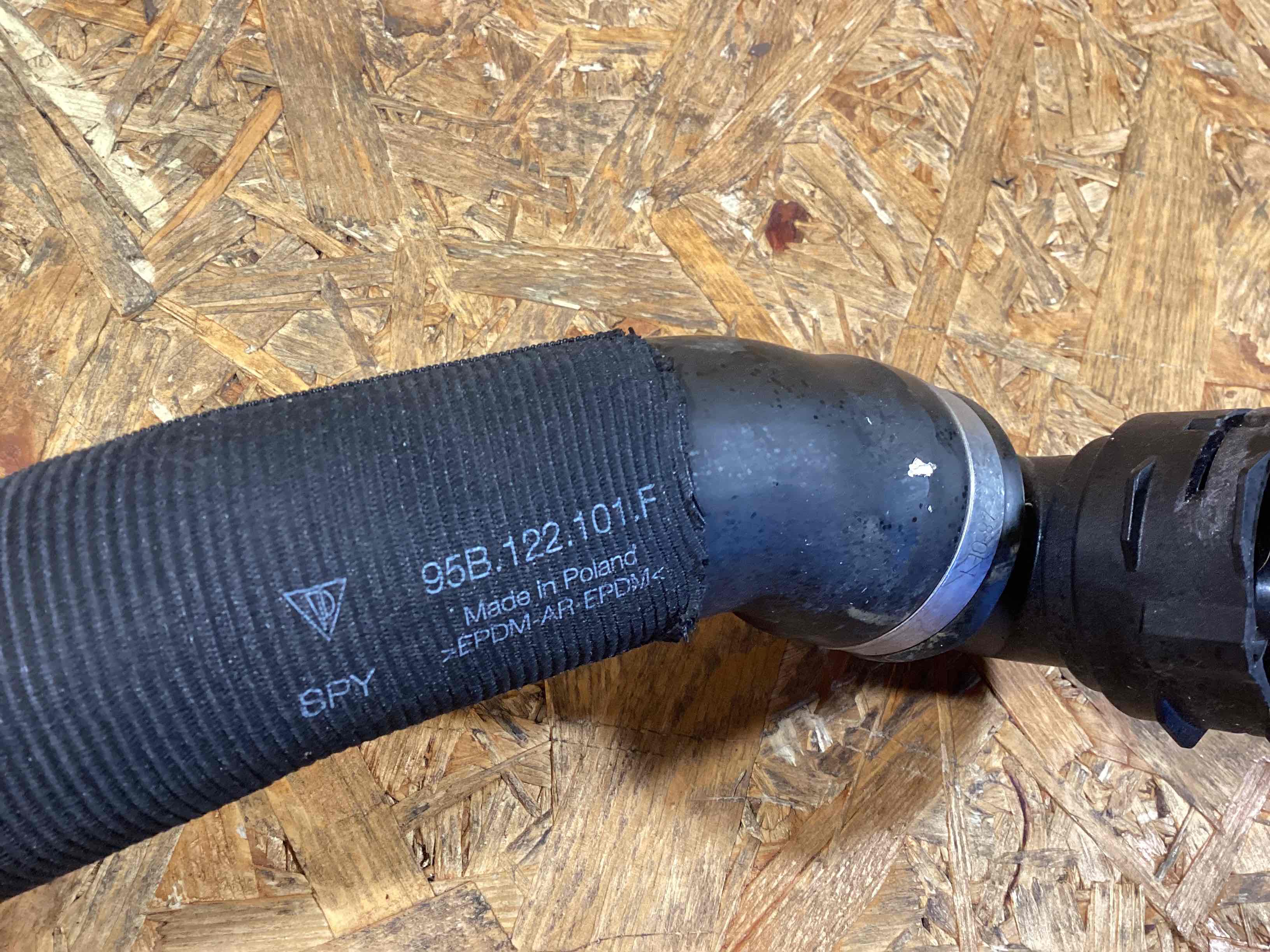 Патрубок Porsche Macan 260226-108