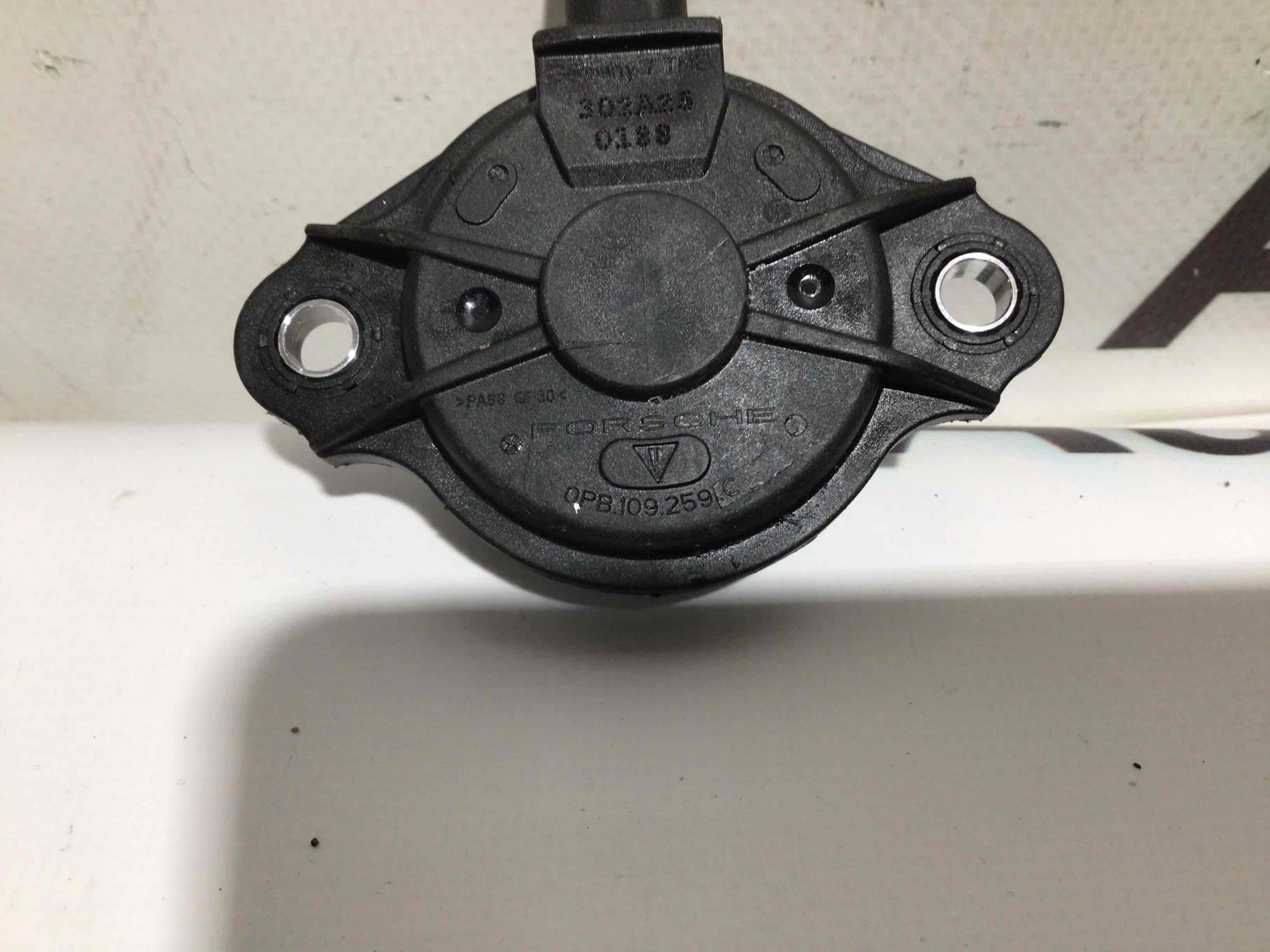 Датчик положения распредвала Porsche Cayenne 260526-008