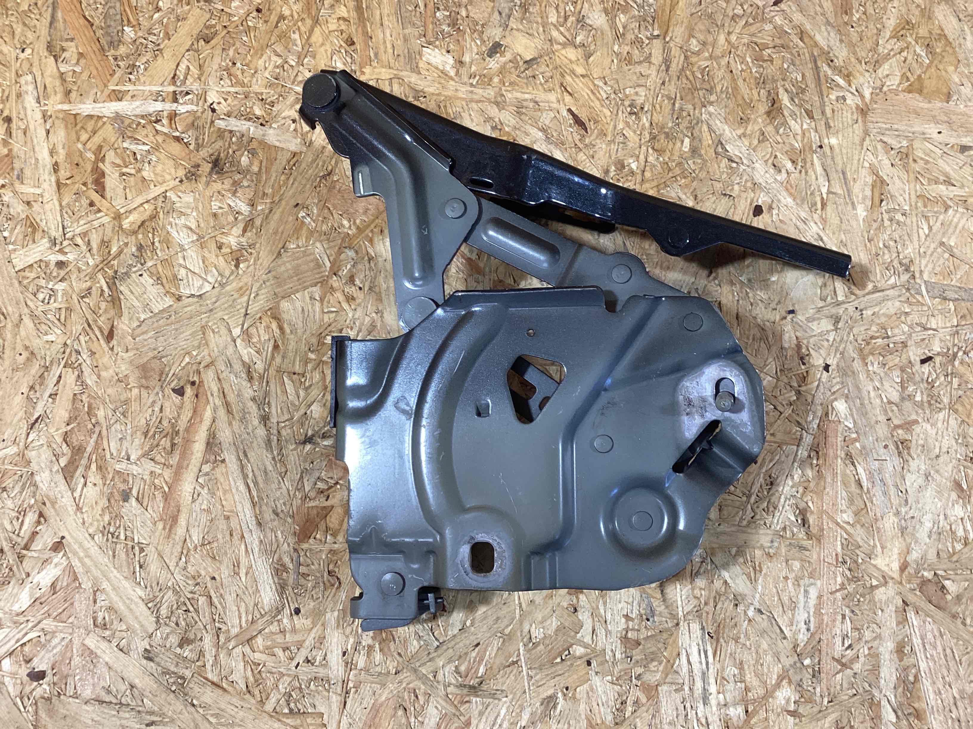 Петля (кронштейн) капота Porsche Taycan 260925-116