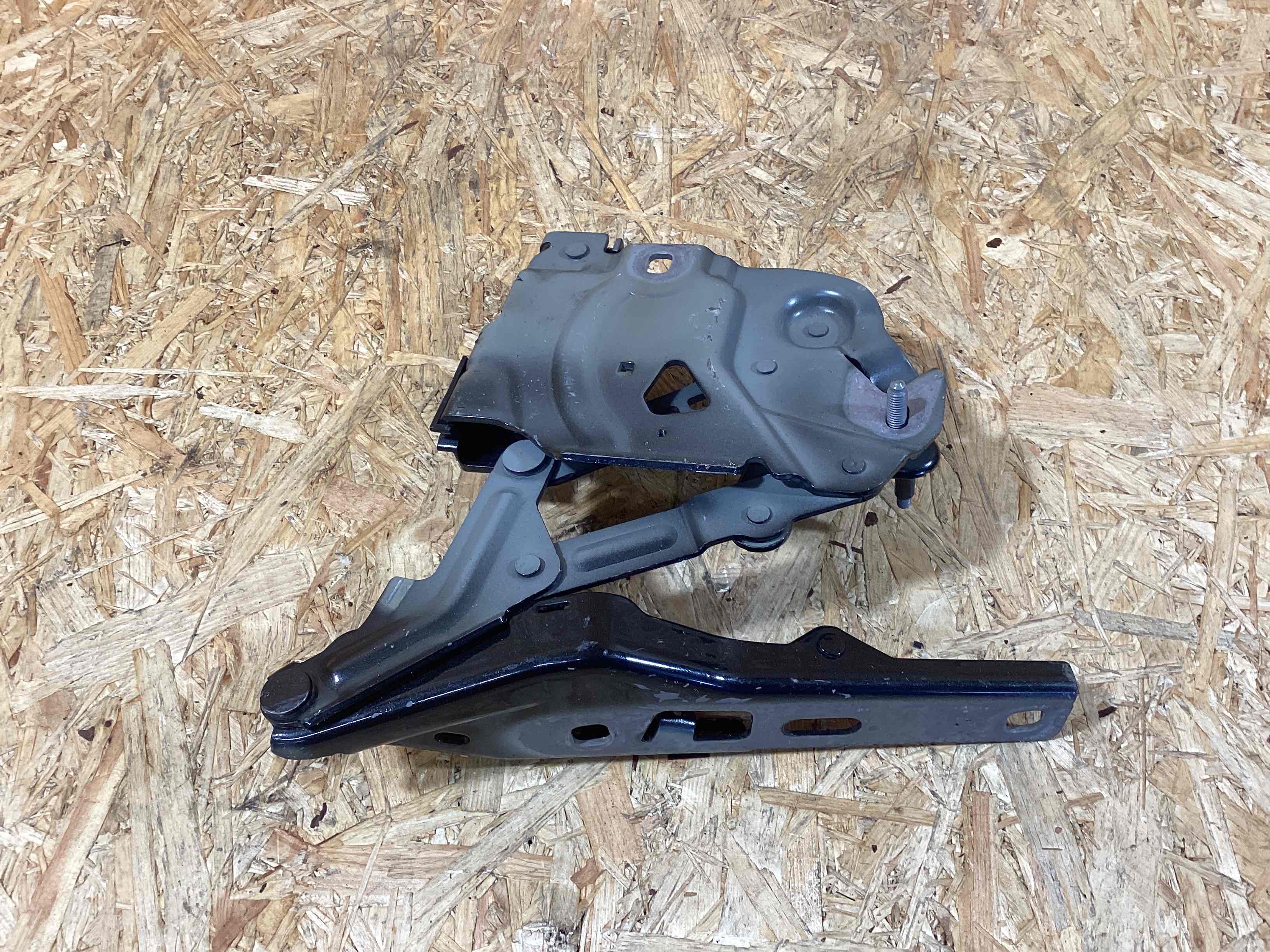 Петля (кронштейн) капота Porsche Taycan 260925-117