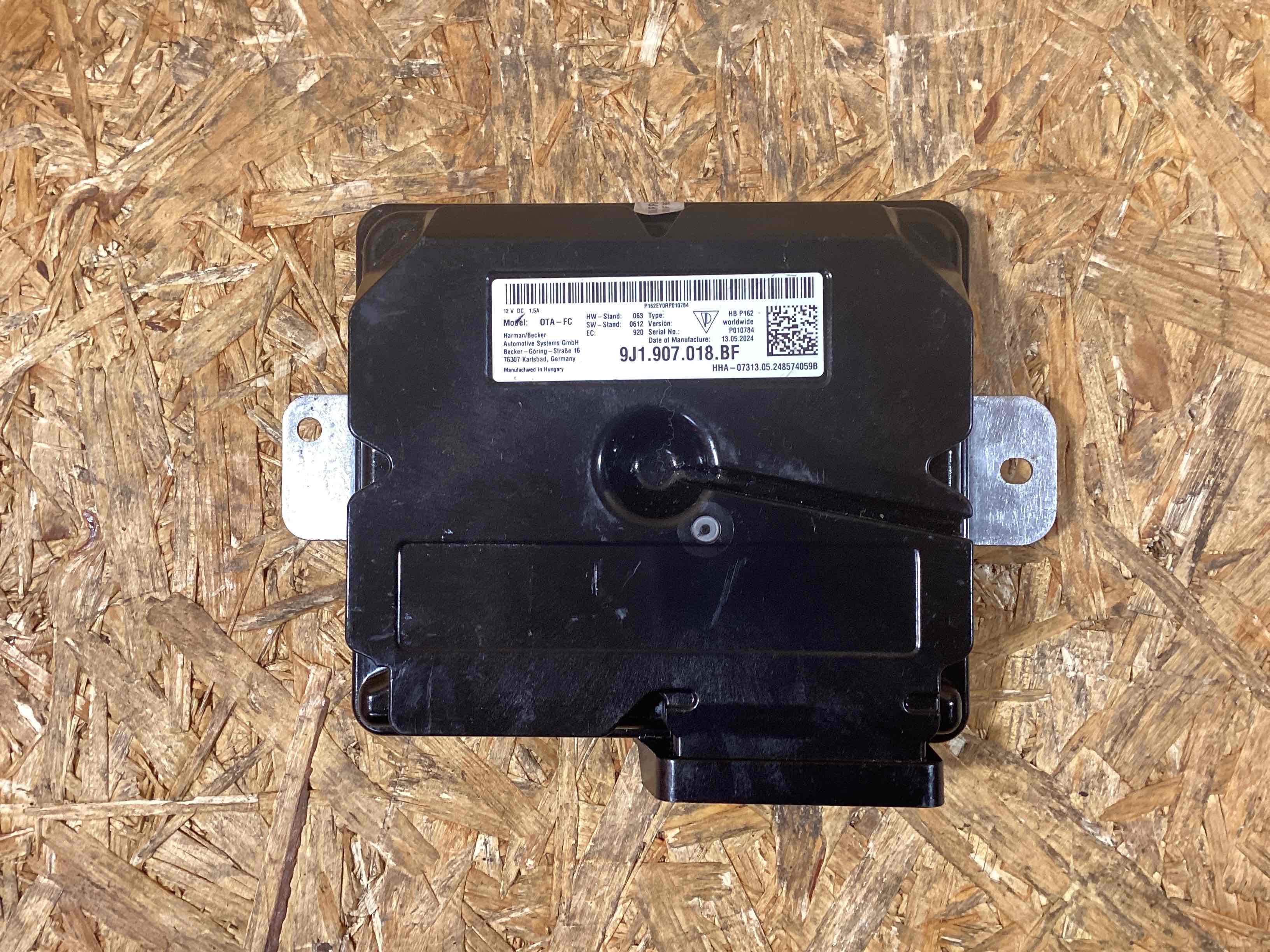 Блок управления (другие) Porsche Taycan 261125-105