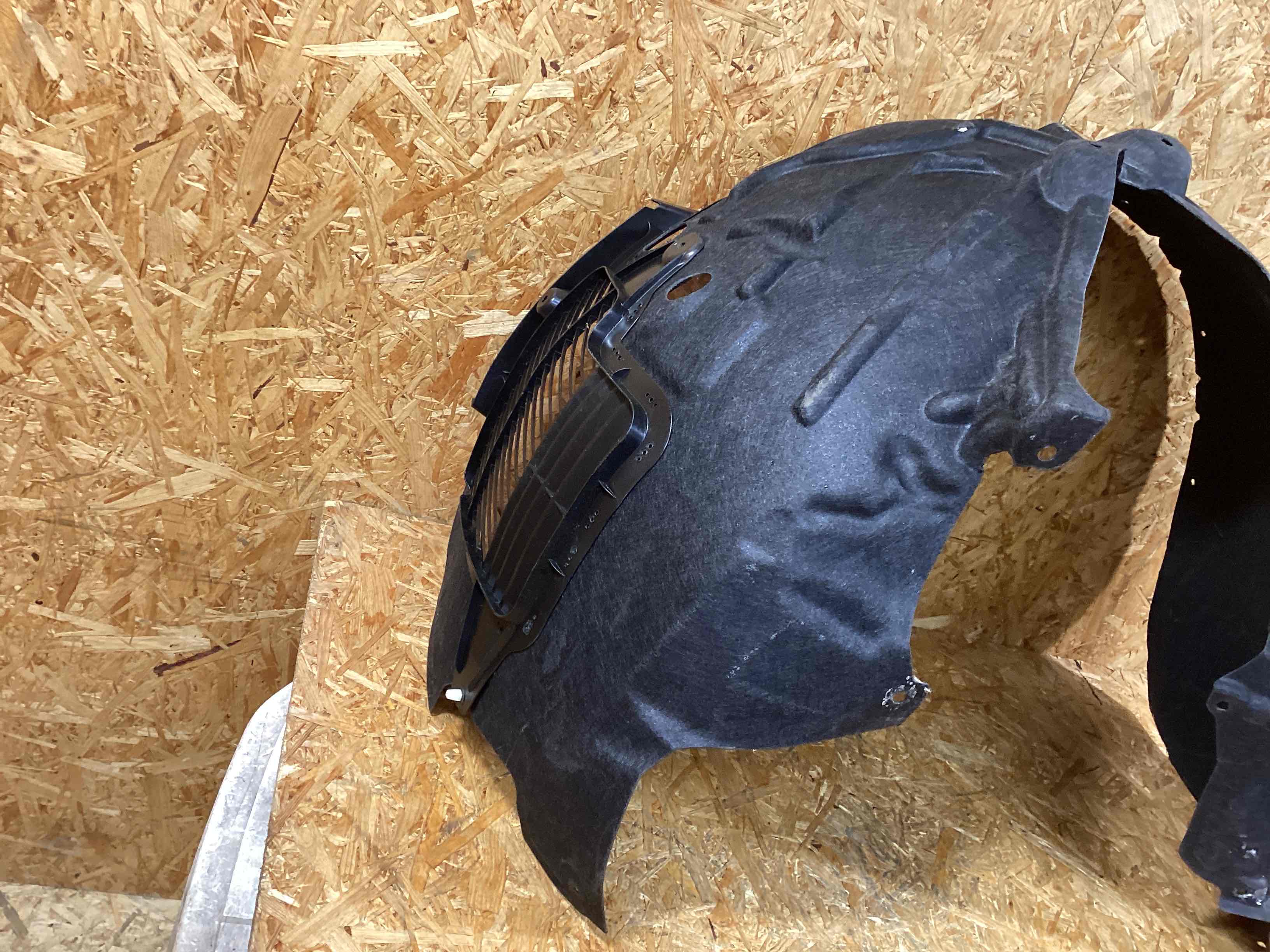 Защита арок передняя правая (подкрылок) Porsche Cayenne 261125-124