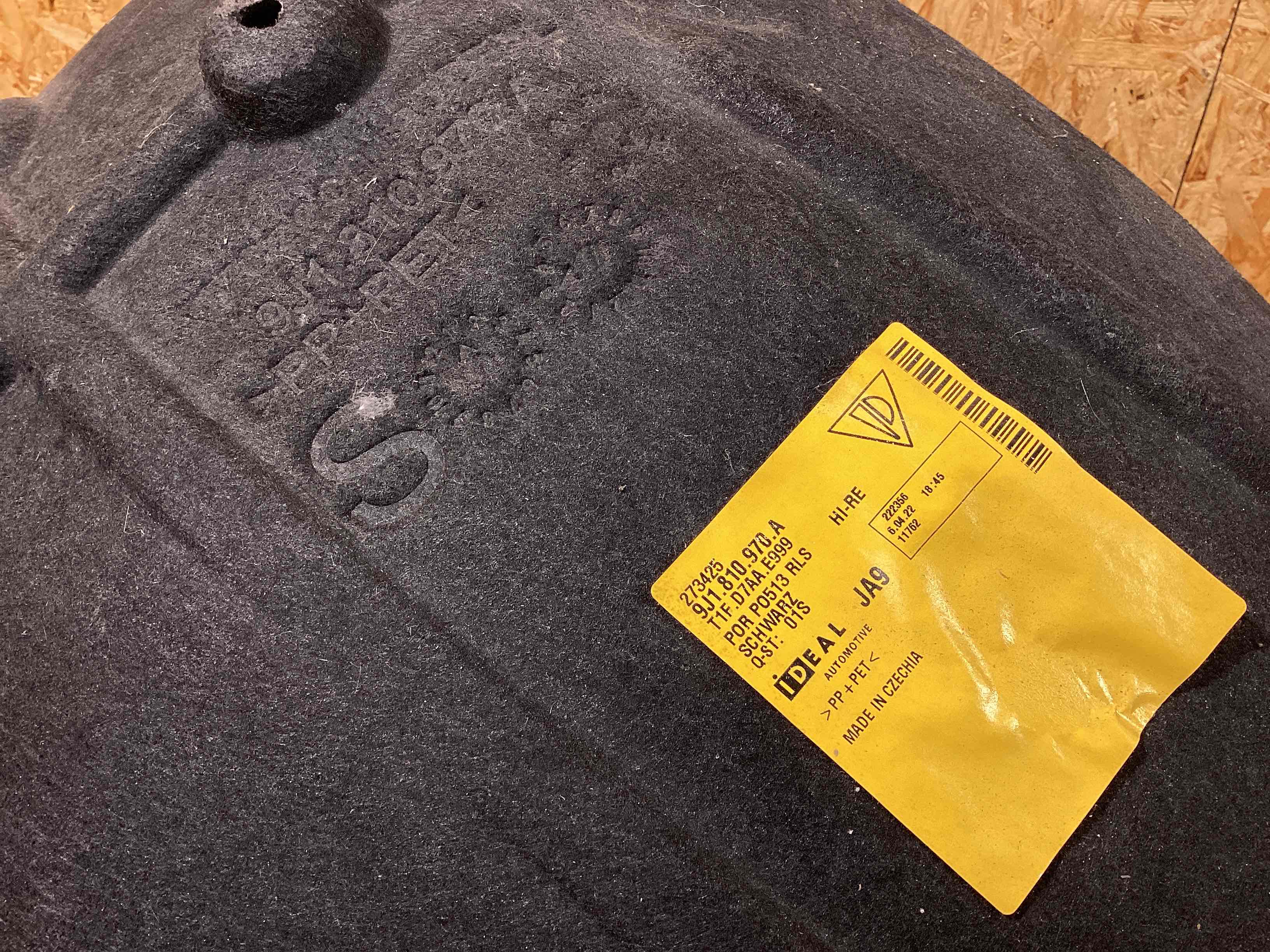 Защита арок задняя правая (подкрылок) Porsche Taycan 261125-126