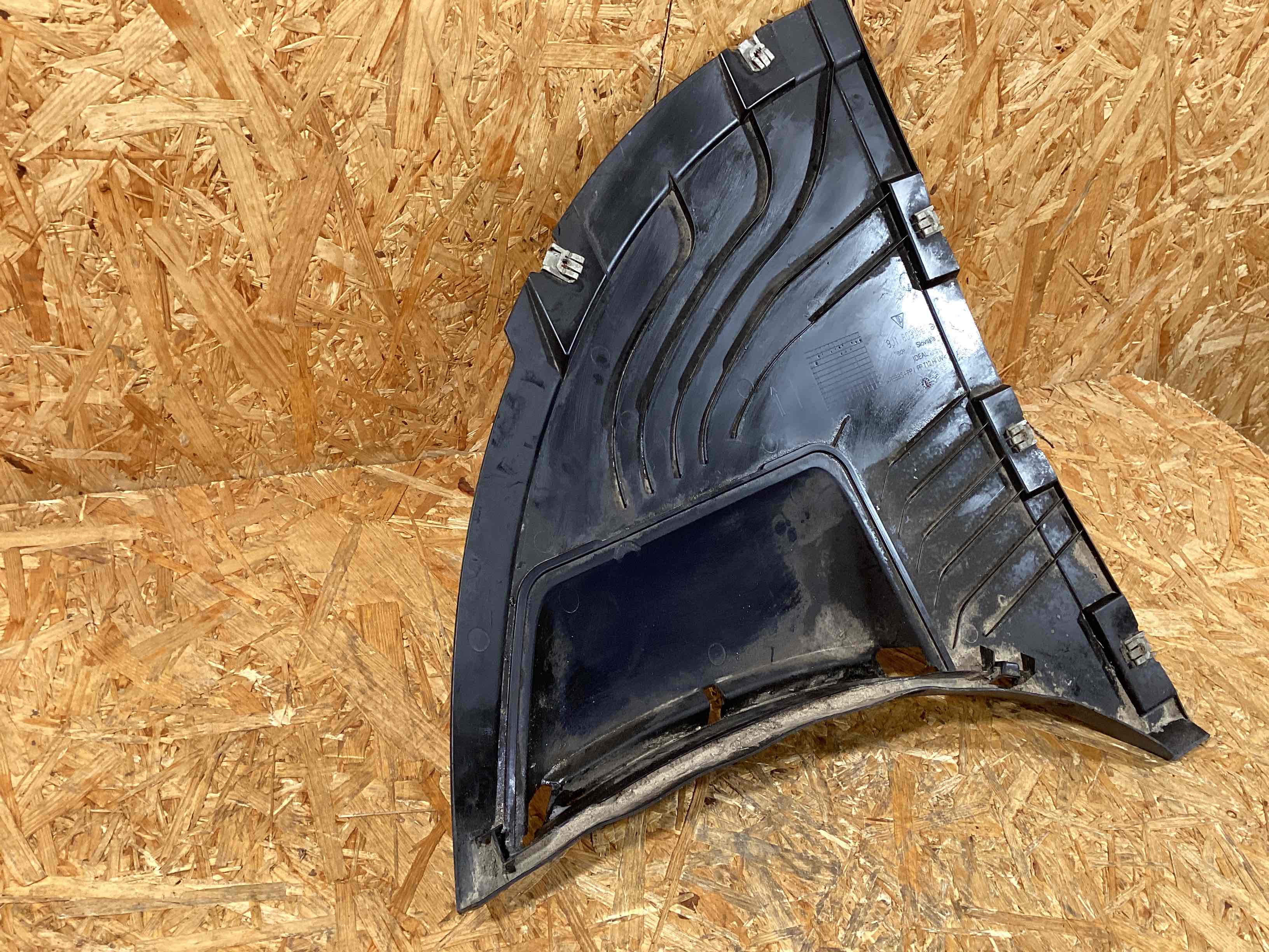 Защита арок передняя левая (подкрылок) Porsche Taycan 261125-133