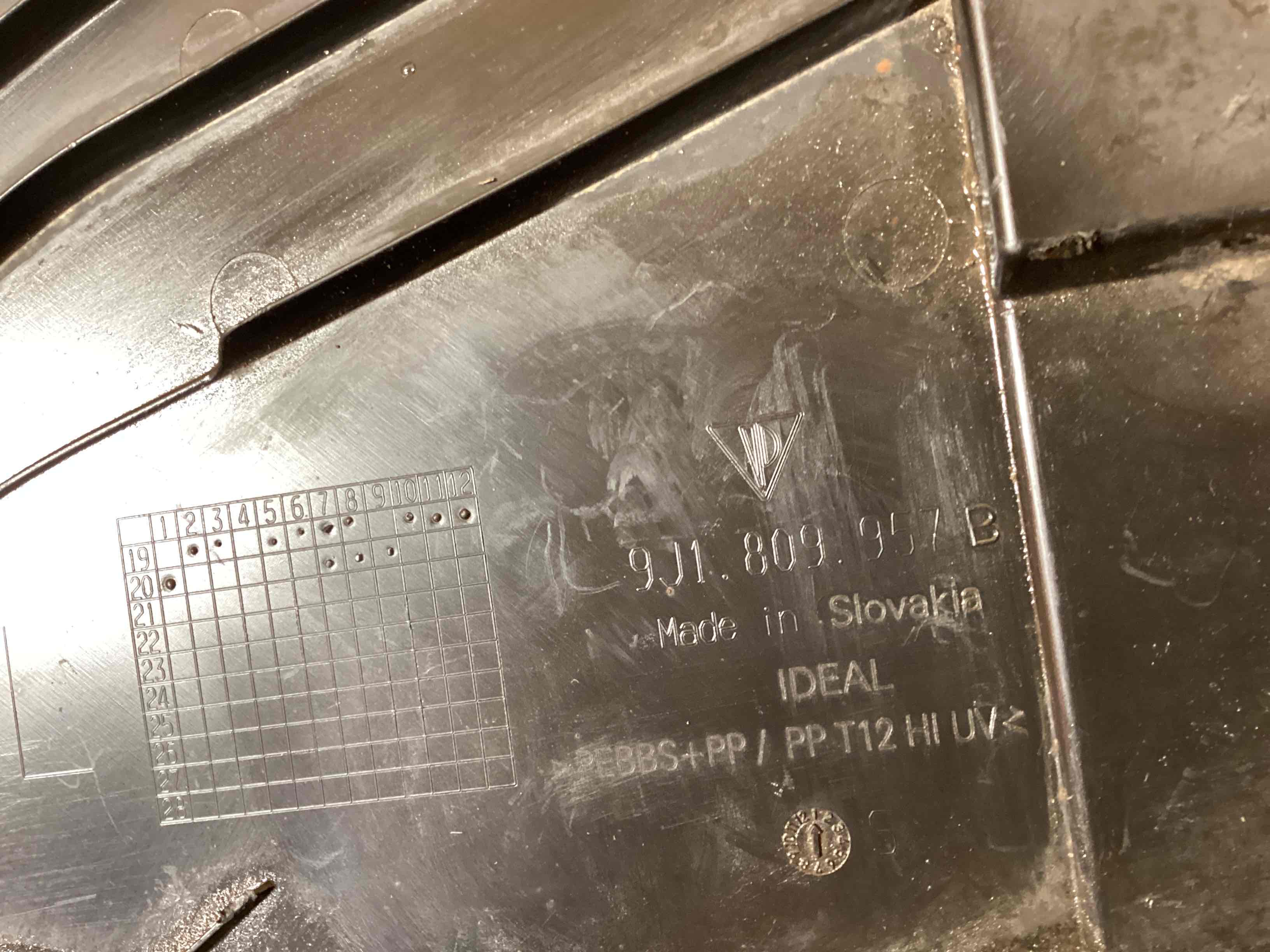 Защита арок передняя левая (подкрылок) Porsche Taycan 261125-133