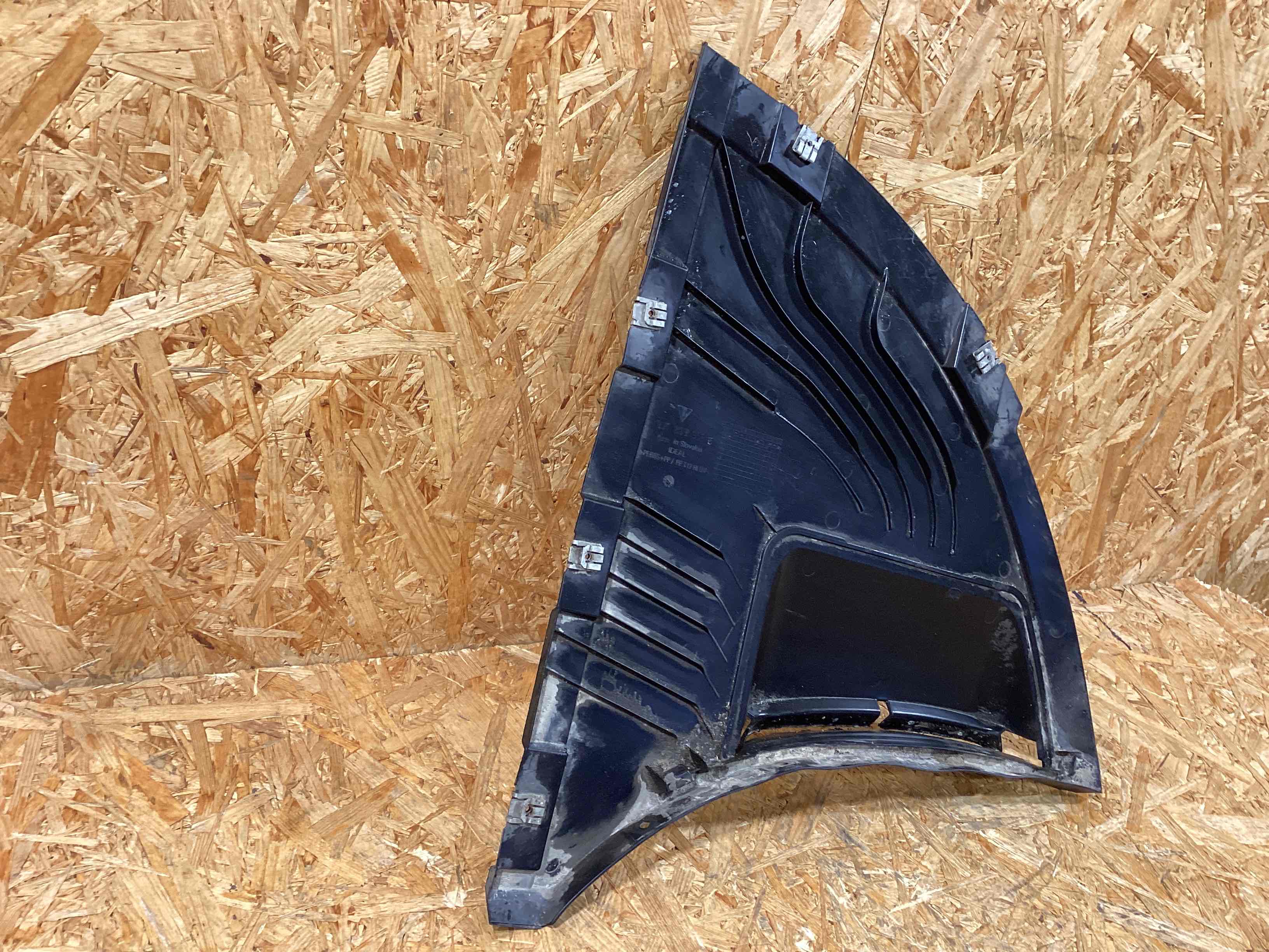 Защита арок передняя правая (подкрылок) Porsche Taycan 261125-134