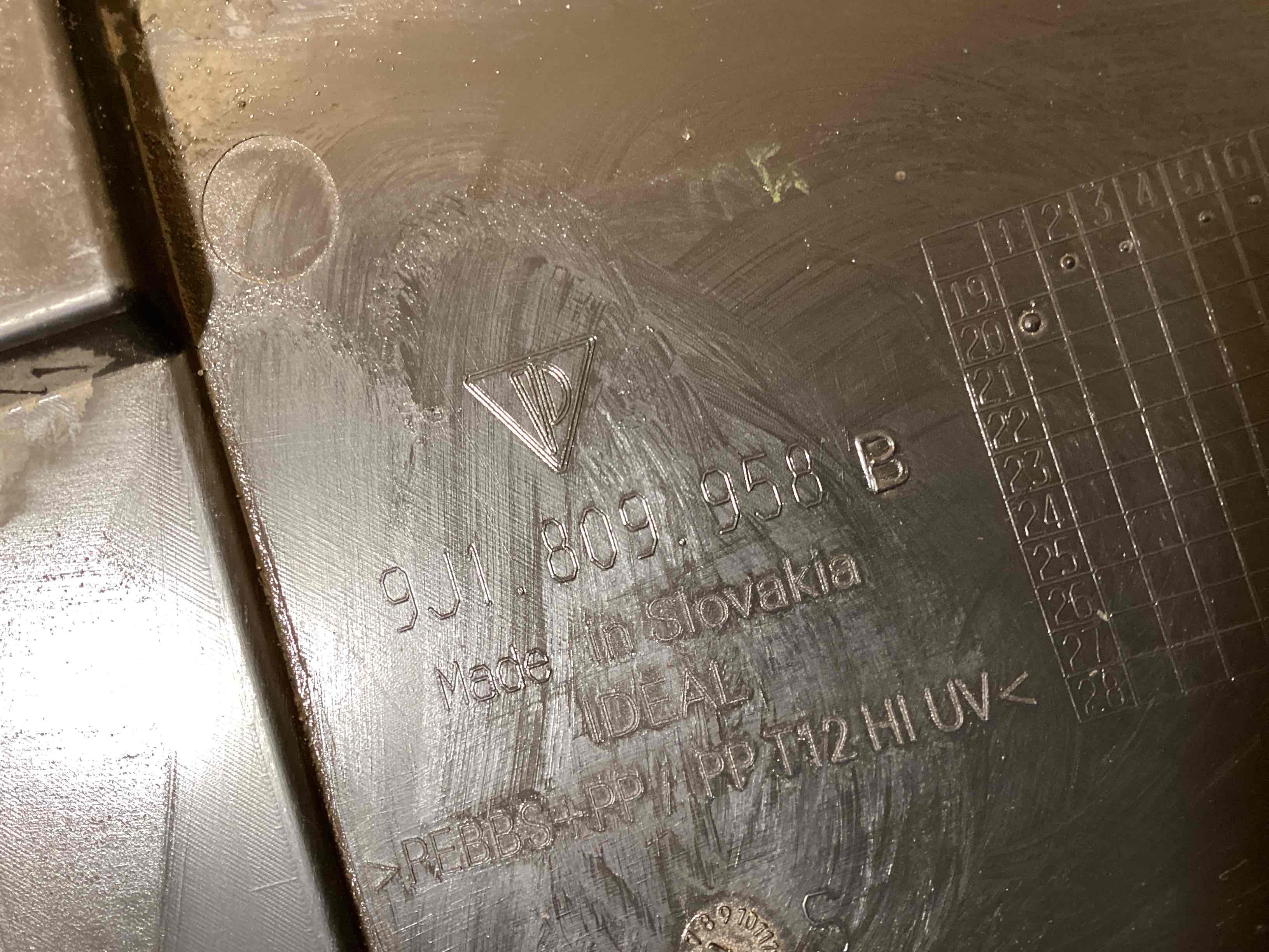 Защита арок передняя правая (подкрылок) Porsche Taycan 261125-134