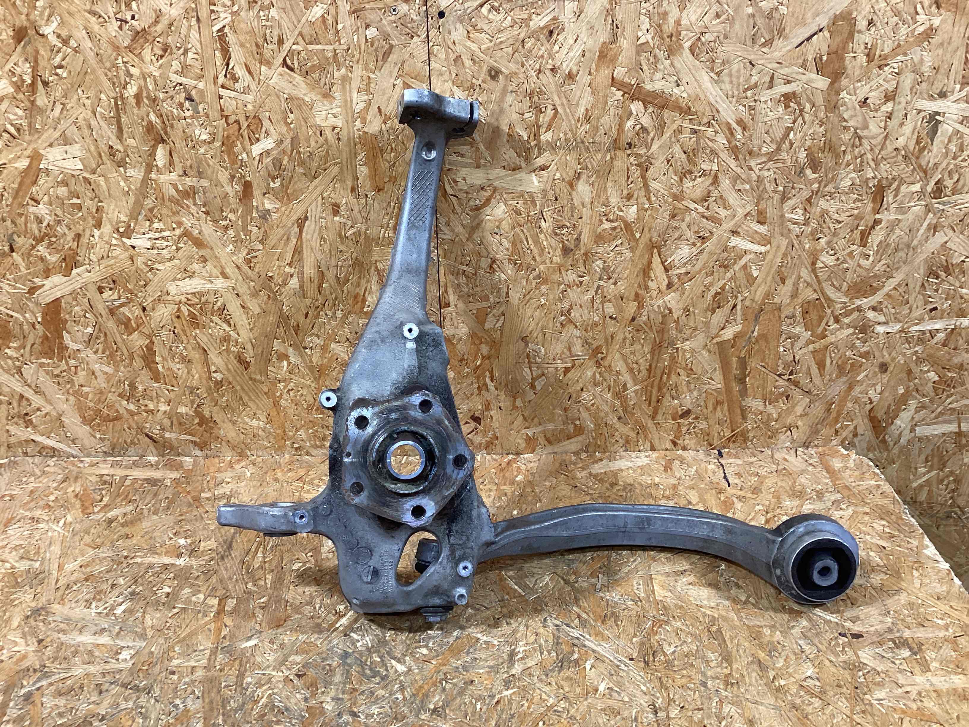 Кулак поворотный левый Porsche Macan 270126-105