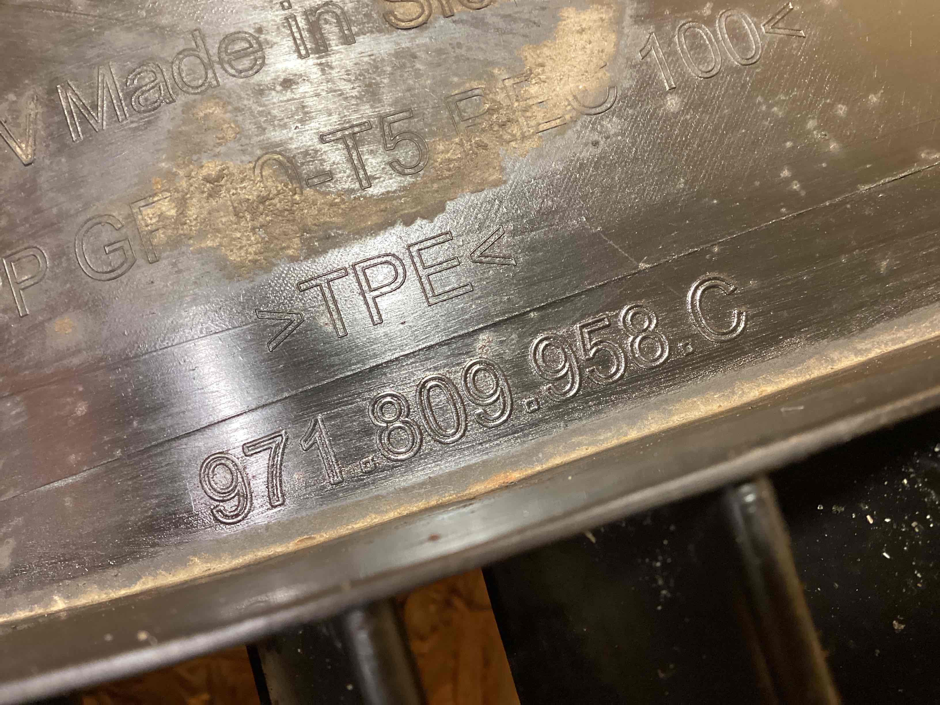 Защита арок передняя правая (подкрылок) Porsche Panamera 271125-124