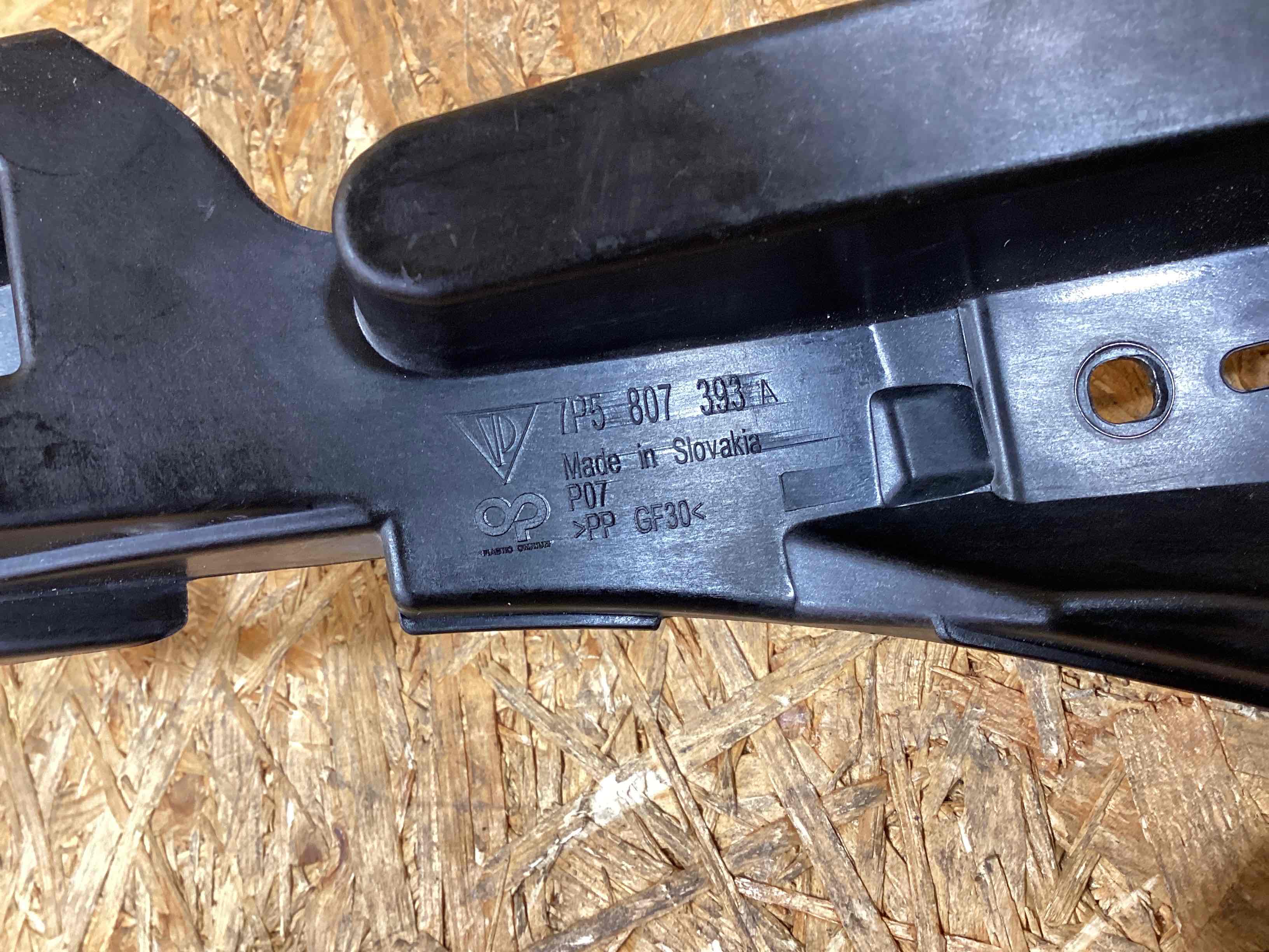 Крепление бампера Porsche Cayenne 271125-126