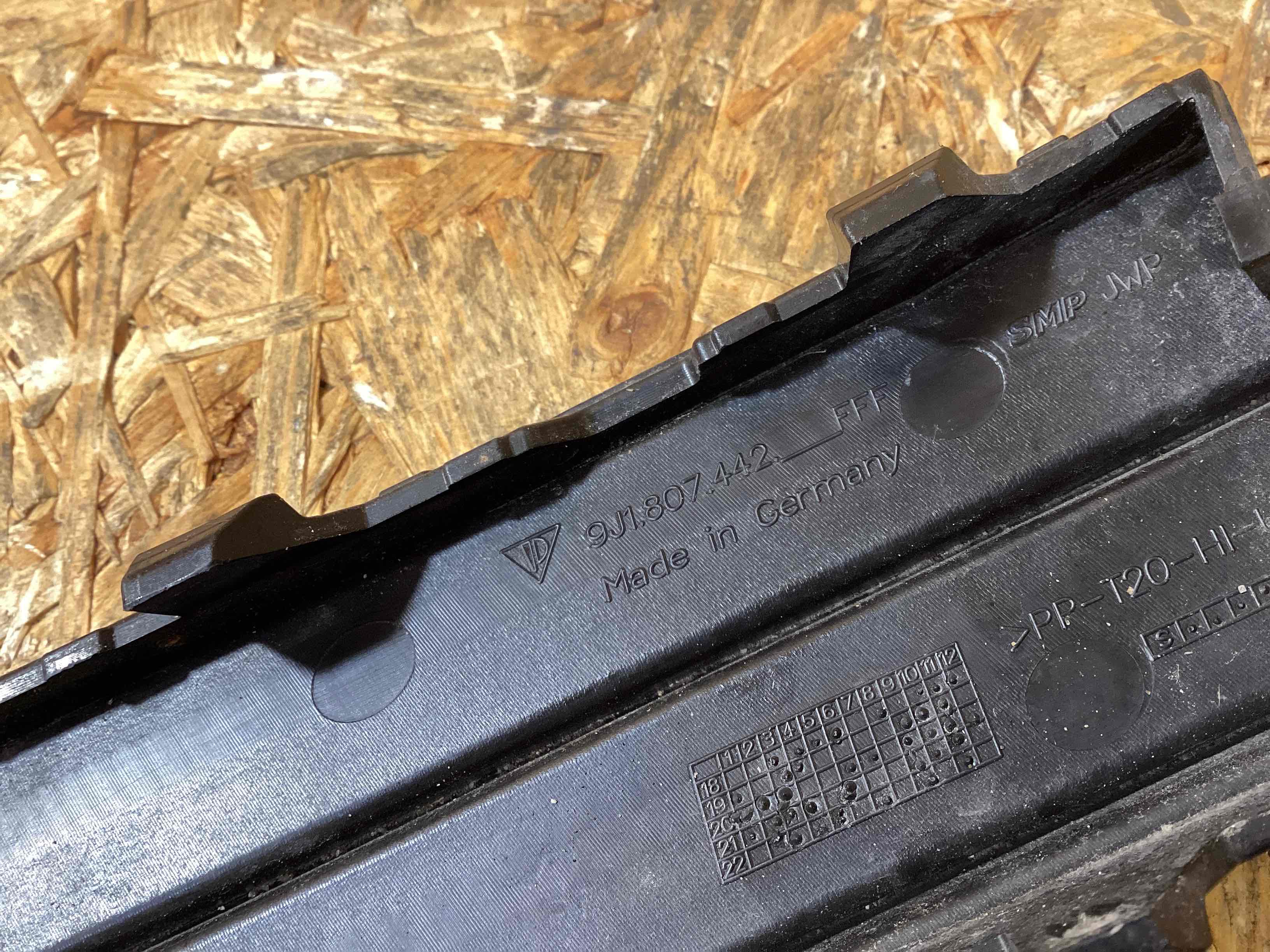 Заглушка, вставка (решетка) в бампер Porsche Taycan 271125-132