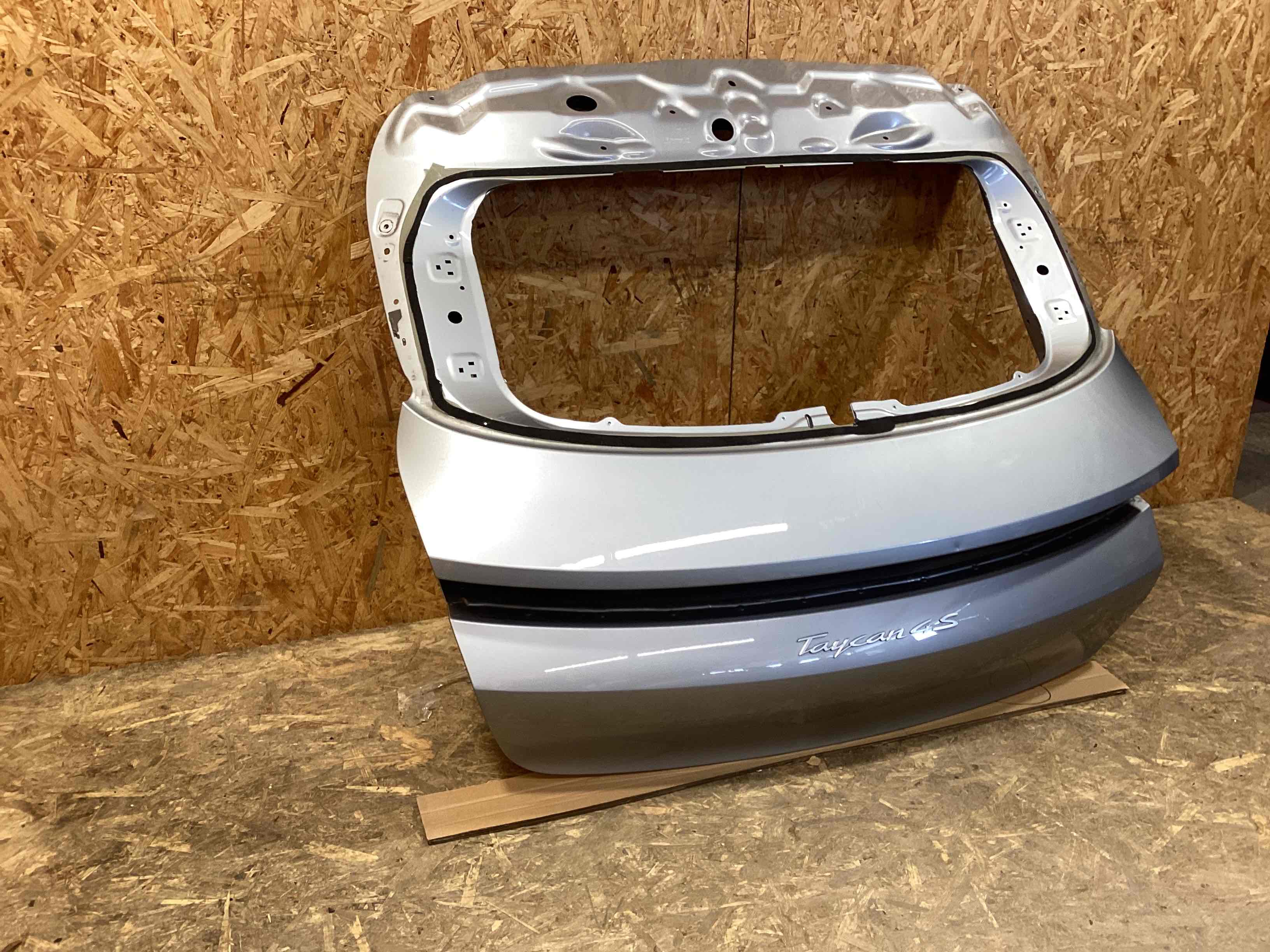 Кришка багажника, двері багажника Porsche Taycan 280826-101