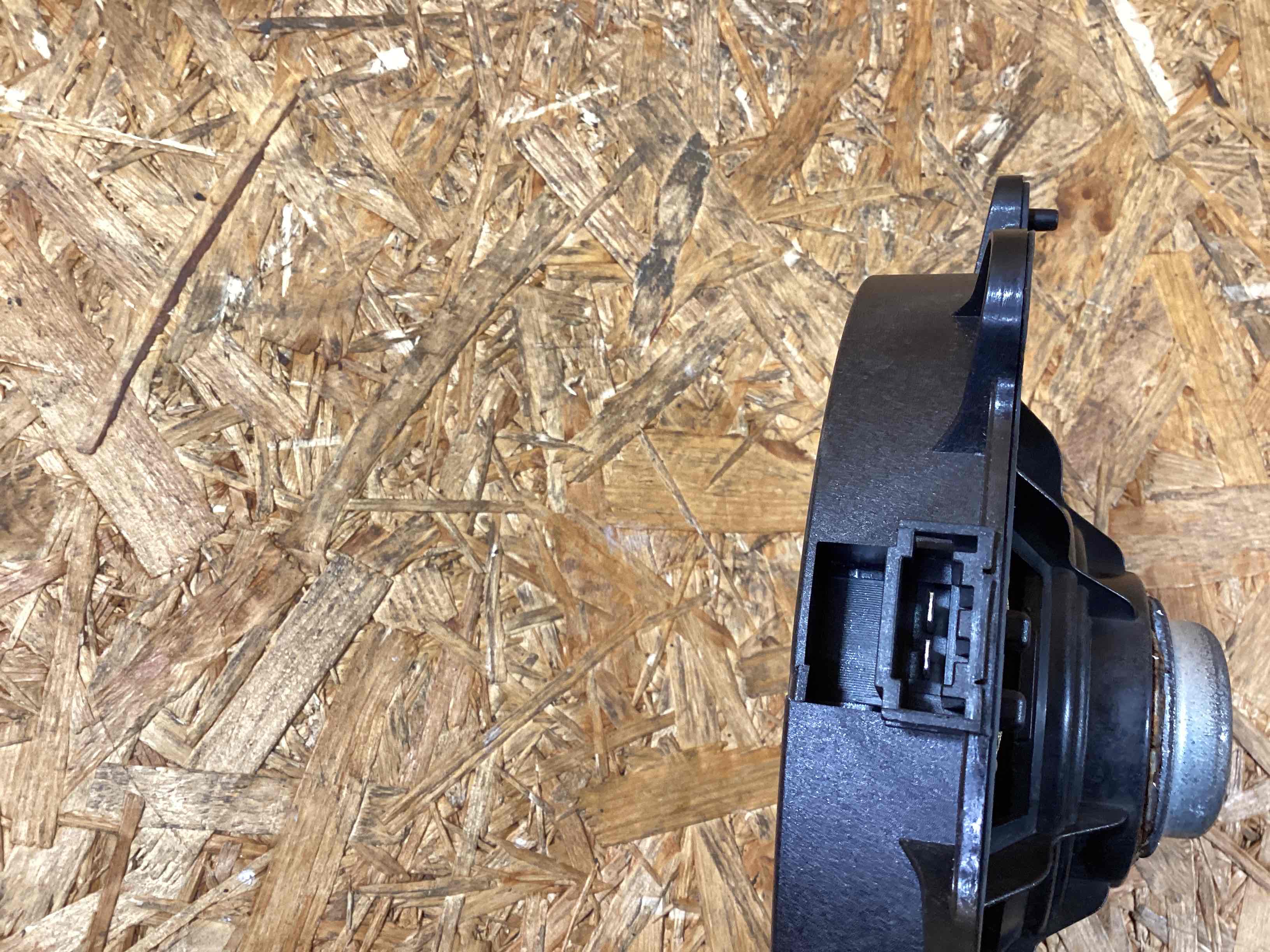 Динамик Porsche Cayenne 281125-111