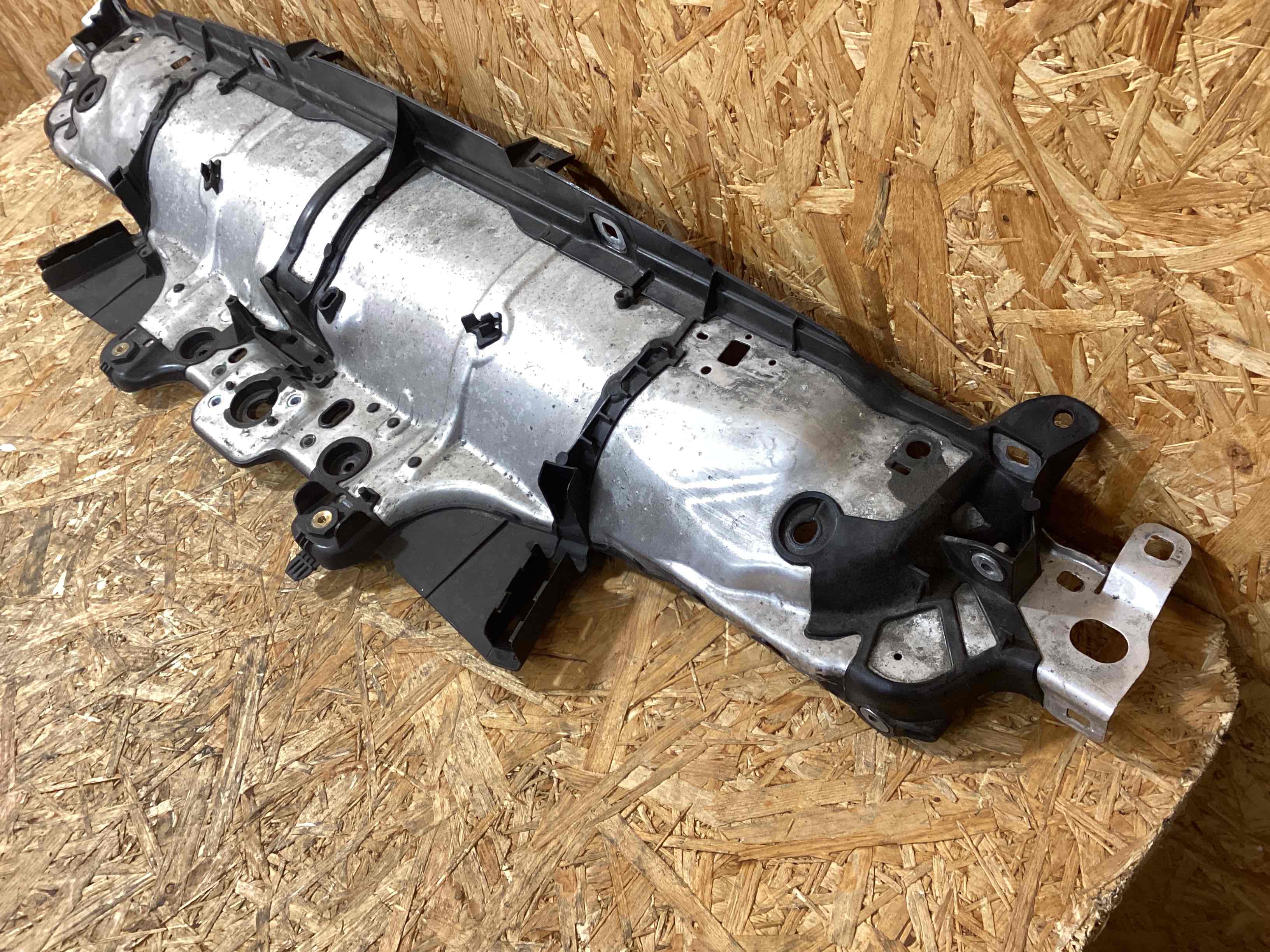 Передняя панель крепления облицовки (телевизор) Porsche Macan 290126-115