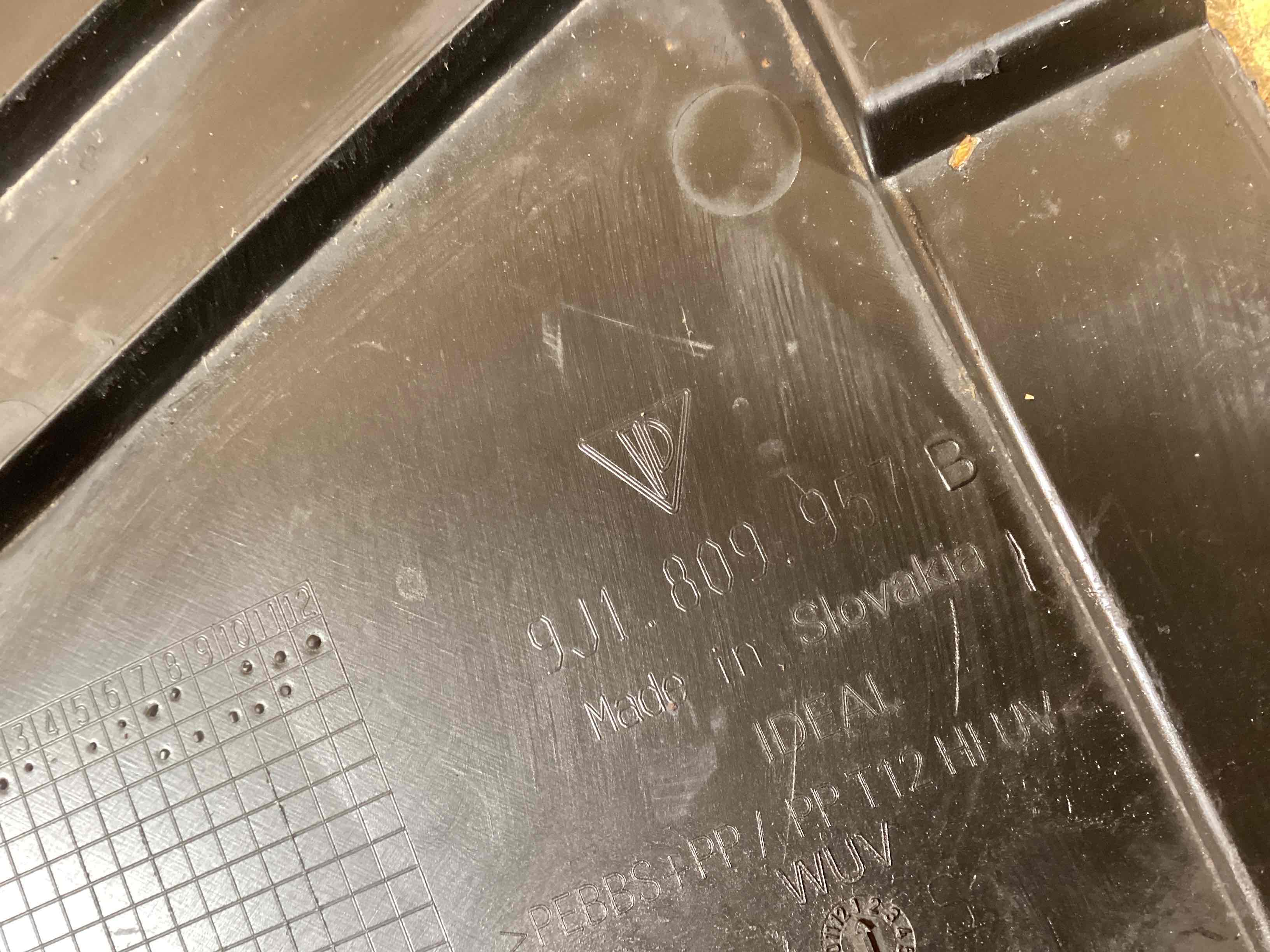 Защита арок передняя левая (подкрылок) Porsche Taycan 290126-119