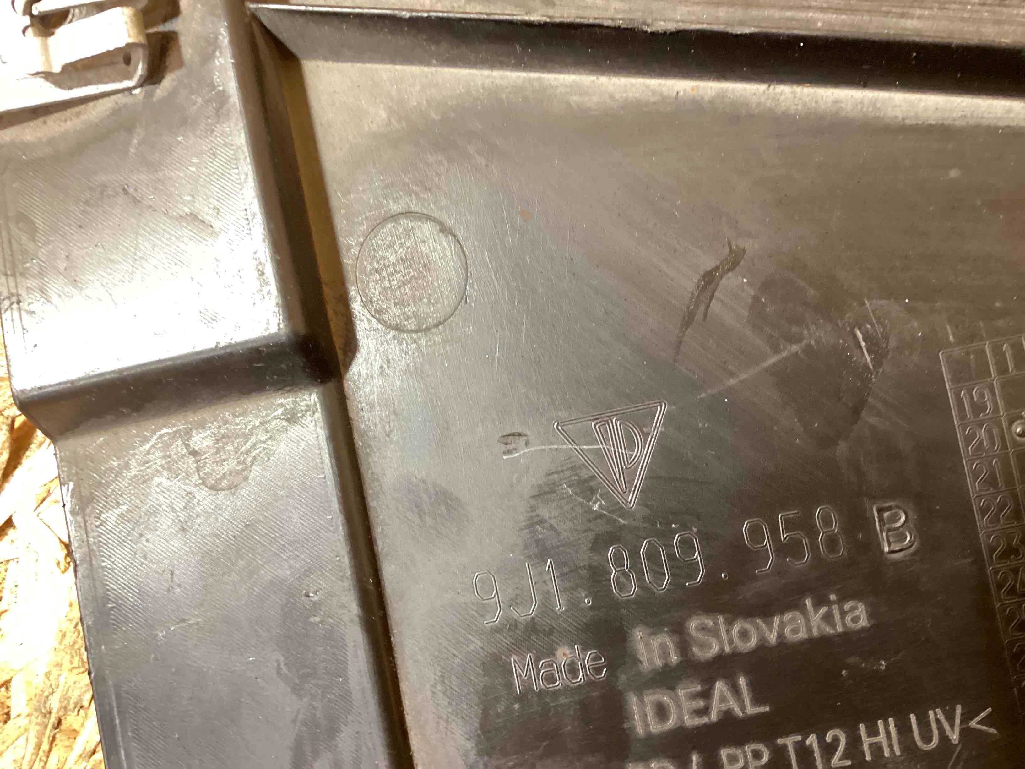 Защита арок передняя правая (подкрылок) Porsche Taycan 290126-120