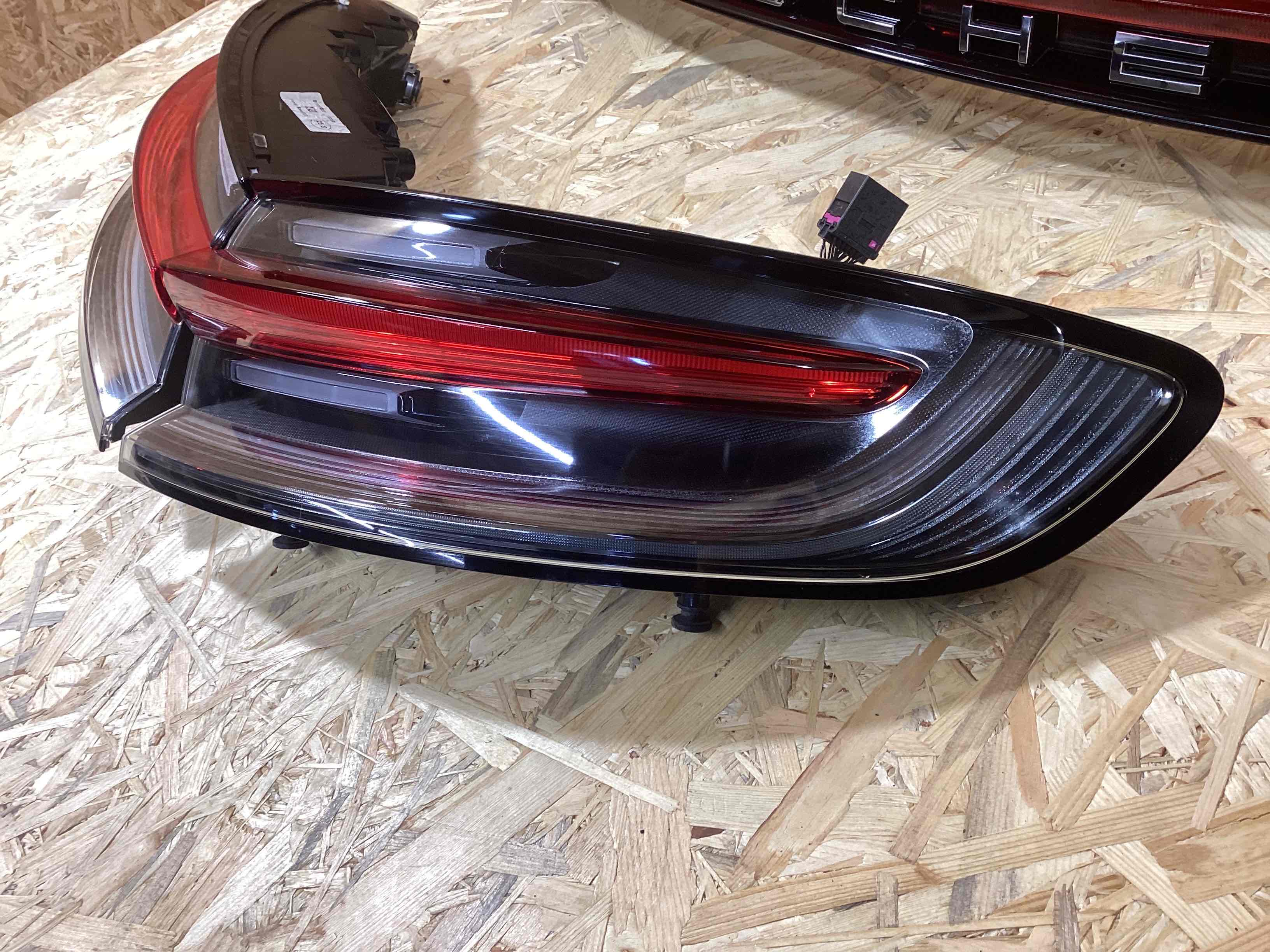 Фонарь стоп-сигнал Porsche Macan 290426-122