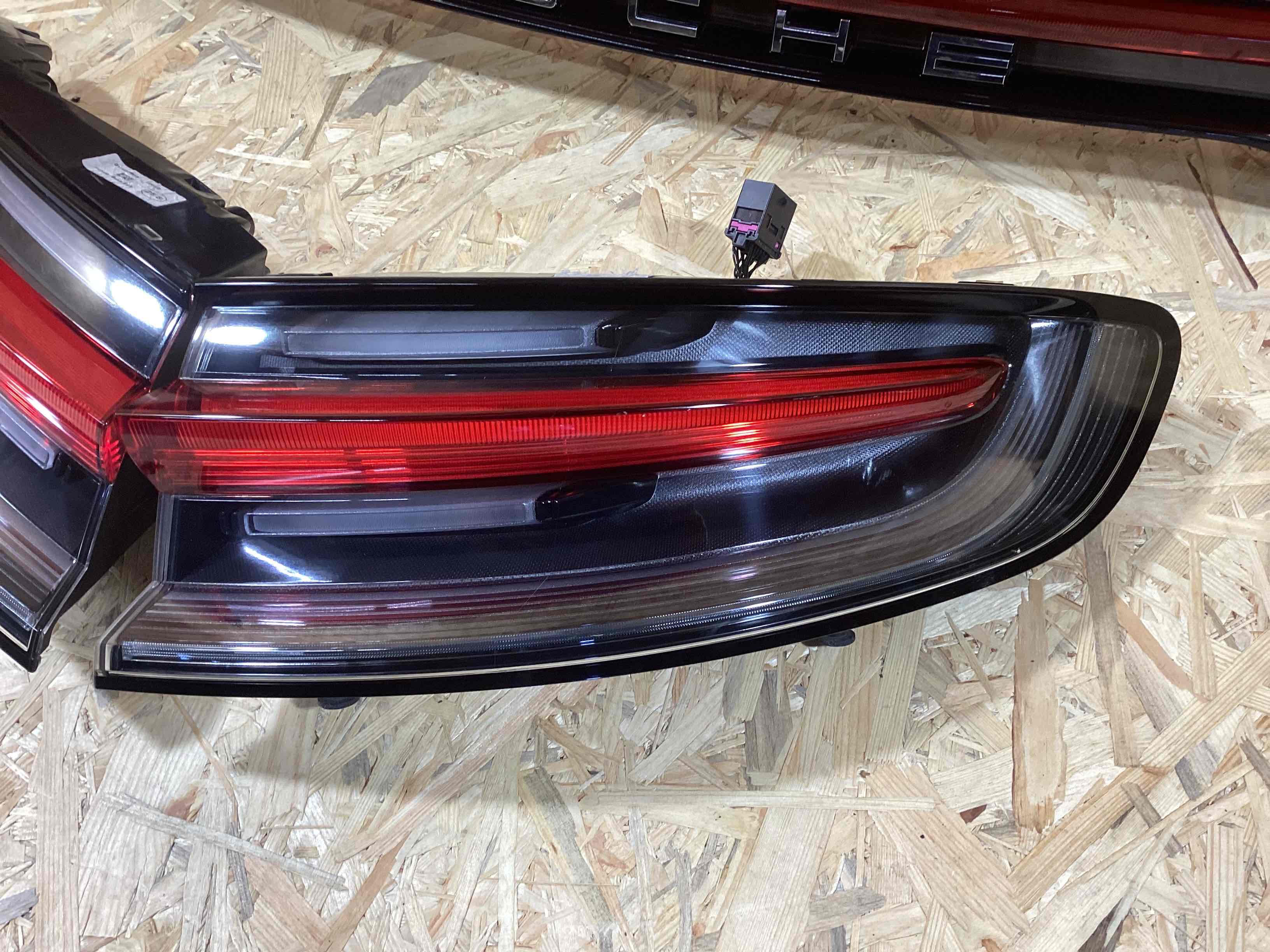 Фонарь стоп-сигнал Porsche Macan 290426-122
