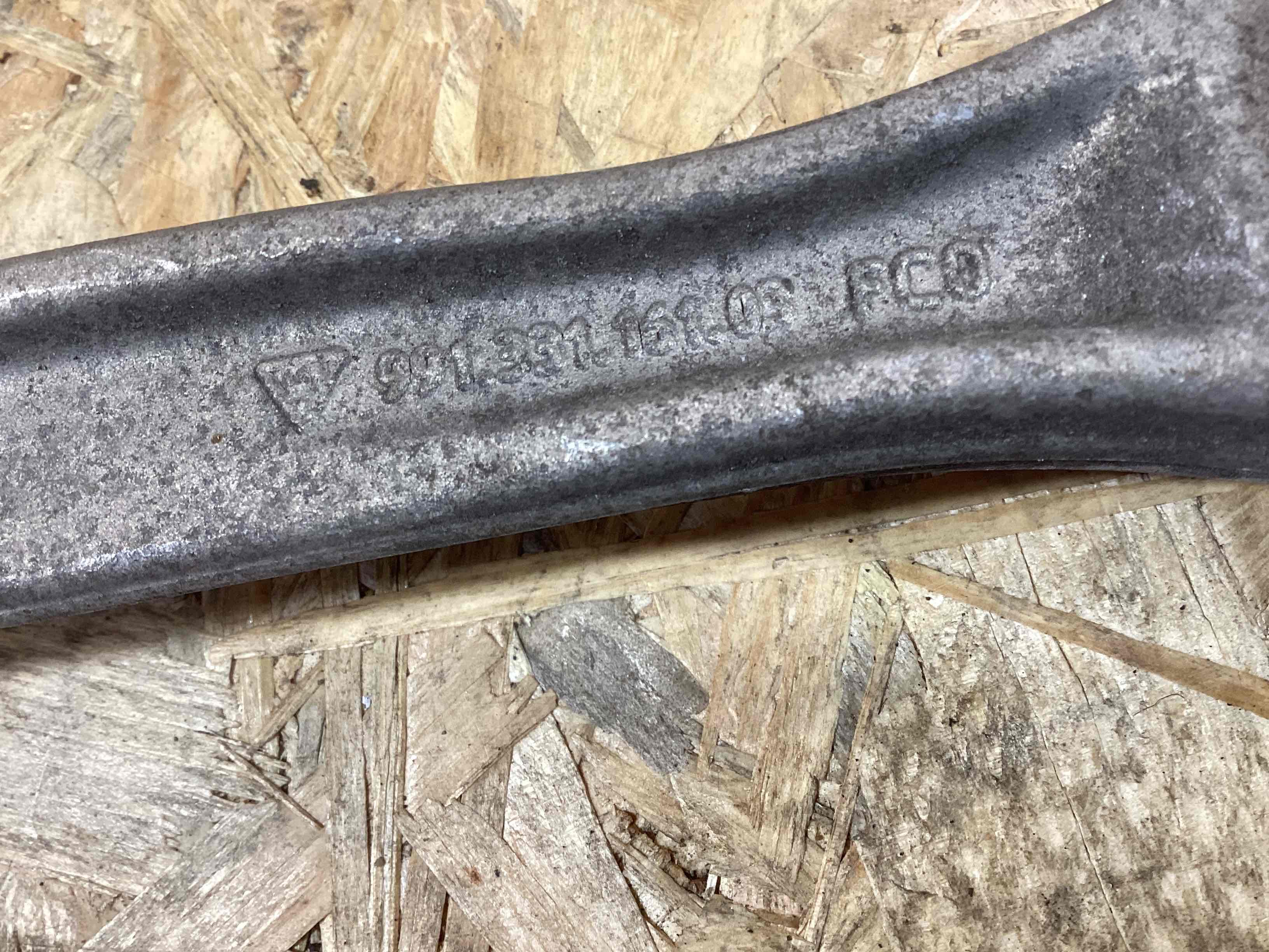 Кулак задний левый Porsche 911 290526-101