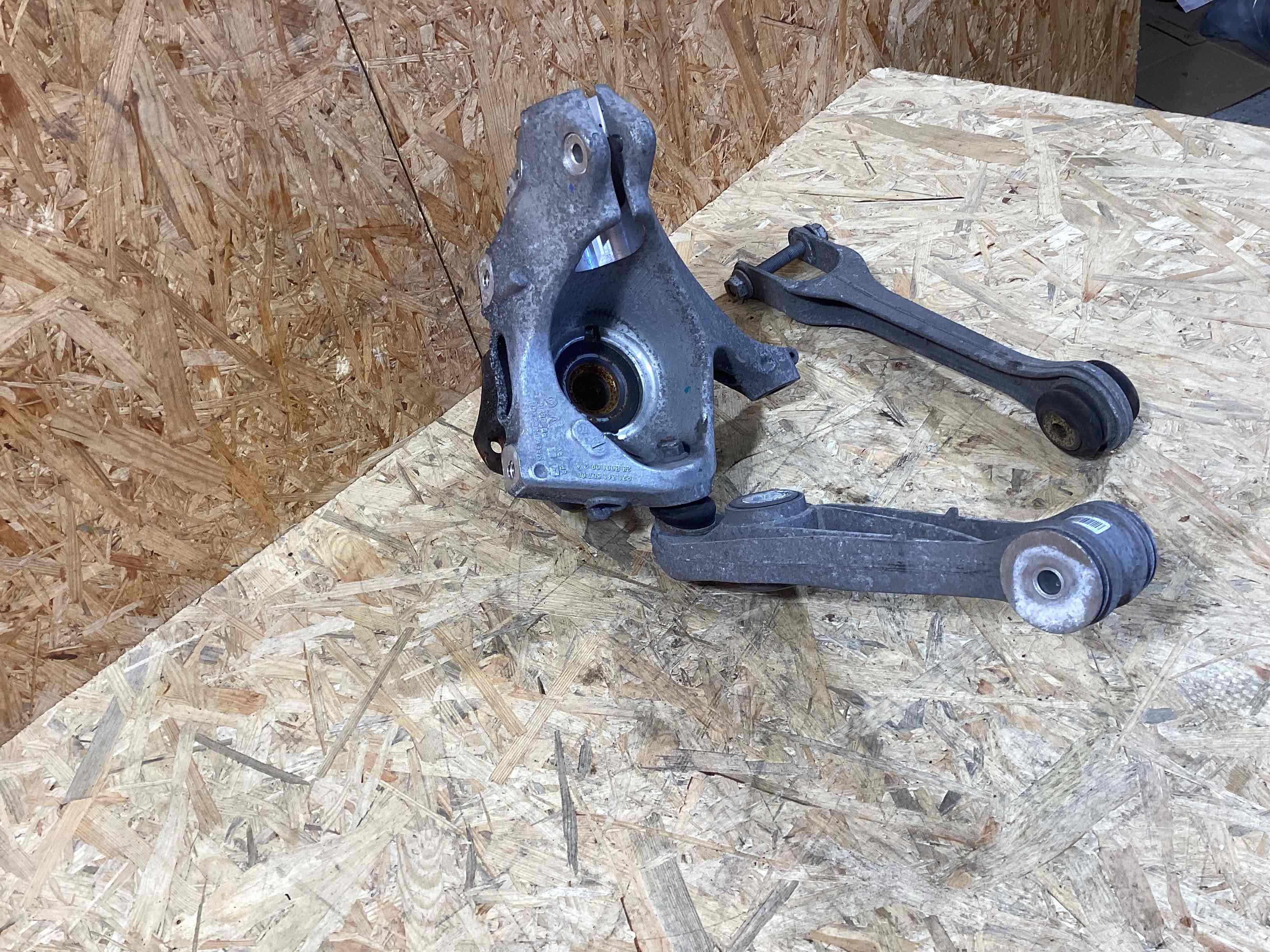 Кулак поворотный левый Porsche 911 290526-102