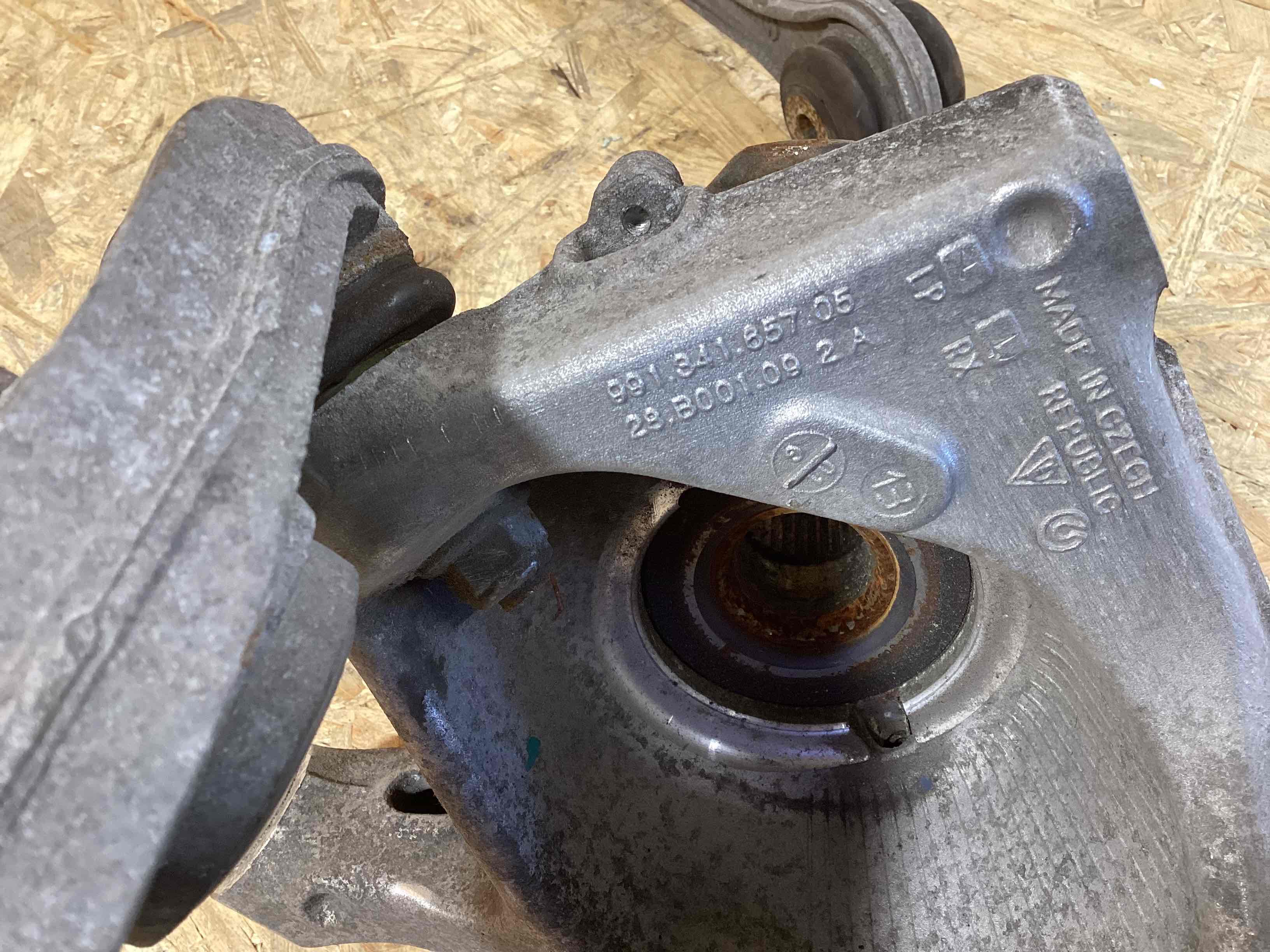 Кулак поворотный левый Porsche 911 290526-102
